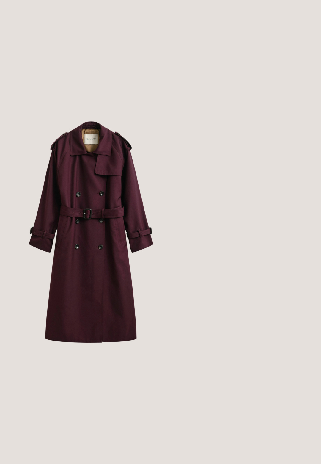 Langer burgunderfarbener doppeltreihiger Trenchcoat mit Gürtel, Schulterklappen, Manschettenriemen und weitem Kragen auf weißem Hintergrund.; Rote und cremefarbene Bluse mit langen Ärmeln, geometrischem Muster, Knopfleiste und Kragen. Glattes Material mit glänzender Textur.; Hochgeschnittene, rostfarbene, maßgeschneiderte Shorts mit Gürtelschlaufen, Frontfalten und Seitentaschen auf weißem Hintergrund.; Burgunderfarbene Leder-Slingback-Schuhe mit spitzem Zehenbereich, niedrigem Blockabsatz, Kreuzriemen-Design und glänzender Zehenkappen-Detail.; Gesteppte kastanienbraune Clutch mit Blumenmuster-Stickerei und Reißverschluss oben vor einfarbigem Hintergrund.; Ohrstecker in Goldoptik mit rot marmorierten Perlen und strukturierten Creolen. Enthält zwei Stile: gebogene Designs und eine Perlenakzentuierung, alle mit glänzendem Finish.