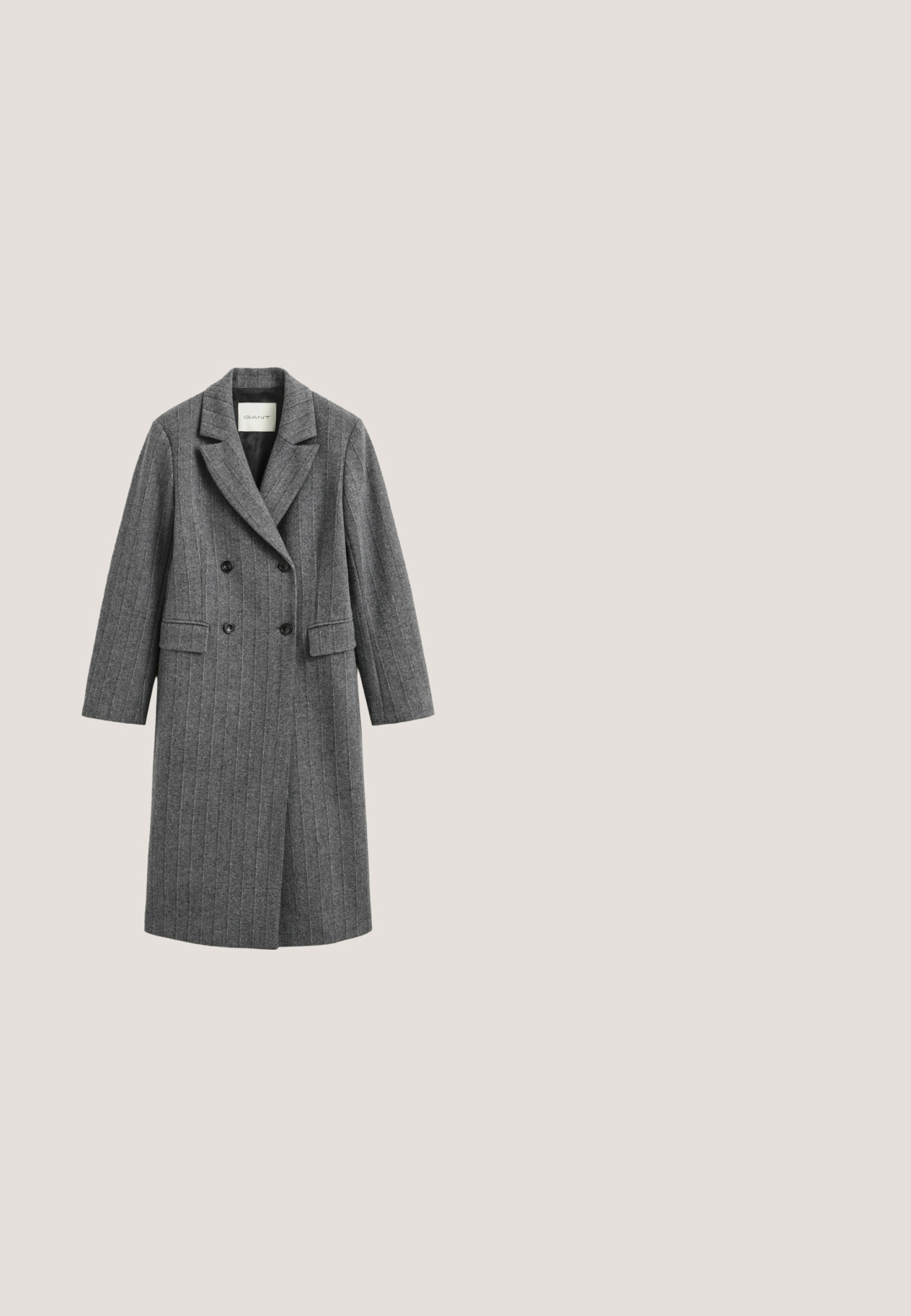 Long manteau en laine grise à fines rayures, boutons noirs double boutonnage, revers crantés et poches à rabat, étiquette GANT à l'intérieur du col.; Robe longue sans manches de couleur crème avec un col montant imitation. Texture côtelée, coupe moulante et silhouette longue jusqu'au sol.; Escarpins noirs en cuir avec un bout pointu, au design minimaliste, texture lisse et un talon aiguille élancé.; Sac à main en cuir noir avec une poignée supérieure, une bandoulière amovible et un fermoir rectangulaire doré sur le rabat avant.; Gants en cuir noir à texture lisse, design ajusté, cinq doigts et un logo de marque discret sur le poignet.; Collier simple rangée de perles blanches rondes et brillantes, espacées uniformément sur un fond blanc.