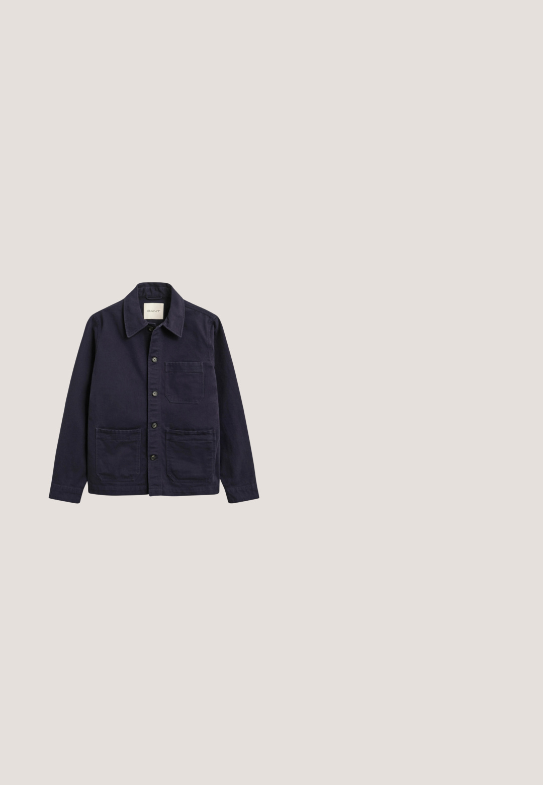 Dunkelblaue Hemdjacke mit drei Vorderaschen und klassischem Kragen, aus robustem Stoff, auf weißem Hintergrund dargestellt.; Dunkelblaues Jeans-Langarmhemd mit Knopfleiste, Kragen und einer einzelnen Brusttasche, dargestellt vor weißem Hintergrund.; Dunkelblaue Denim-Jeans mit geradem Bein, fünf Taschen und einem Knopfverschluss. Subtile Ausbleichungen verleihen dem Stoff Textur.; Schwarze Lederschuhe mit glatter Oberfläche, runder Zehenform, braunen Schnürsenkeln und hellbraunen Gummisohlen. Logo an der Seite geprägt.; Gefaltetes rotes Einstecktuch mit blauen und weißen kreisförmigen Mustern und blauem Rand mit weißen Punkten und Quadraten, beschriftet mit "Boggi Milano".; Brauner Leder-Gürtel mit strukturierter Oberfläche, ausgestattet mit einer Metallschnalle in wettergegerbtem Silberton und eingraviertem Markennamen.