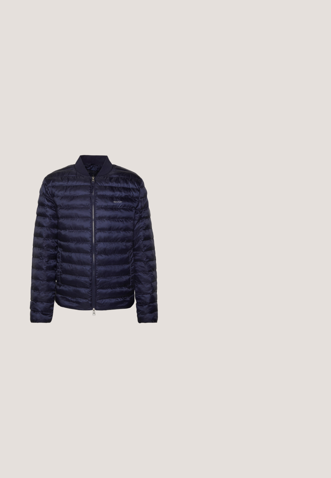 Mørkeblå puffjakke med en let, quiltet design, ribbet krave og lynlås foran. Har et diskret logo på brystet.; Langærmet skjorte i mørkegrå stof, med krave, frontknapper og manchetter. Glat tekstur med en tætsiddende pasform.; Marineblå, letvægtsbukser med elastisk talje og justerbar snor, med lige pasform og glat tekstur.; Mørkebrun læder oxfordsko med kapfod svæver over beige tæppe, med et ravfarvet ovalt sofabord i baggrunden.; Lille sort crossbody taske med abstrakt mønster, frontlomme med lynlås, justerbar skulderrem og Karl Lagerfeld logo på fronten.; Brun læderbælte med en sølvfarvet metal spænde. Har et logo og detaljer i rød syning. Glat tekstur og traditionelt design.