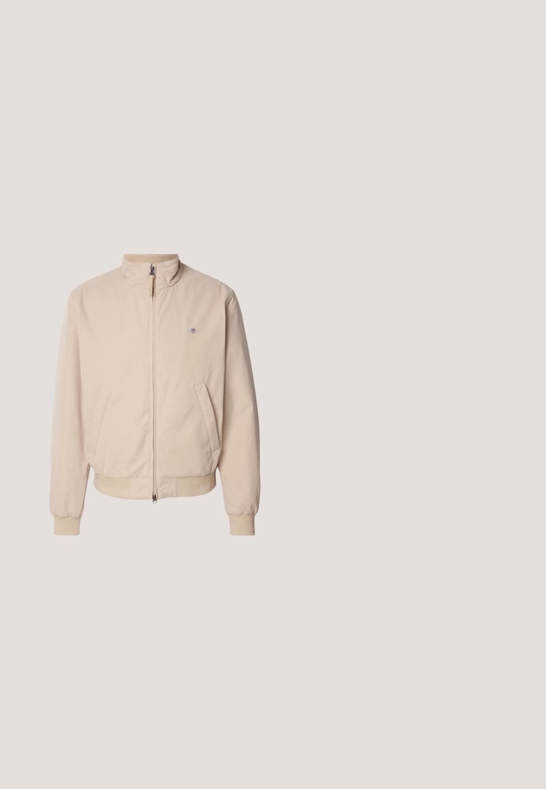 GANT HAMPSHIRE JACKET - Let jakke / Sommerjakker - concrete beige; Marineblå zip-up hættetrøje lavet af blødt stof med et "GANT 1949" logo i hvid og rød. Inkluderer frontlommer og hætte med snor.; Hvid bomulds T-shirt med rund halsudskæring, korte ærmer og mørkeblå trykt tekst: "GANT SPORTSWEAR," "NEW HAVEN," og "1949."; Mørkeblå lige bukser med frontknap og lynlås, fem-lomme design og subtil fading på lår og knæ.; Hvid lavsko med snørelukning foran, glat læderoverdel og lys beige sål mod en neutral baggrund.; Lille beige crossbody-taske med lynlåslomme foran, metal ALDO-logo, justerbar bred rem og rundet rektangulær form på hvid baggrund.