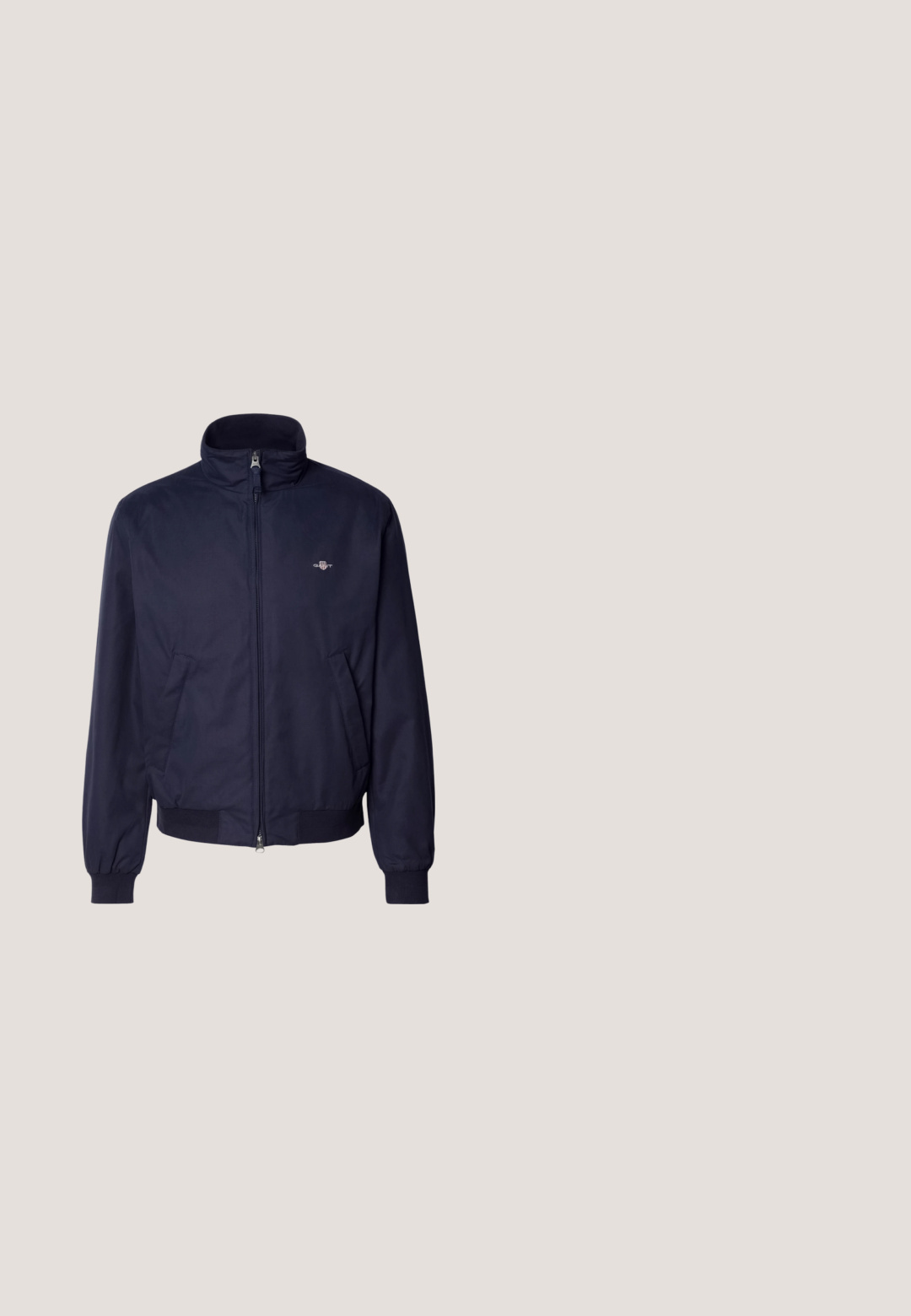 Veste bomber bleu marine en tissu lisse, avec un col montant, fermeture éclair frontale, poignets élastiques et poches latérales. Détail de logo subtil présent.; Pull-over en maille bleu marine à manches longues, col côtelé, fermeture éclair à moitié sur le devant, avec une petite étiquette de marque près de l'ourlet.; Polo shirt bleu marine en coton, avec un col classique, une patte de boutonnage à deux boutons, des manches courtes et un petit logo brodé sur la poitrine.; Jeans en denim bleu foncé avec une coupe droite, un design à cinq poches et des coutures contrastées. Texture du tissu lisse.; Bottine Chelsea en cuir noir avec des panneaux élastiques sur les côtés, bout rond, semelle en caoutchouc texturé et une languette au dos pour un enfilage facile.; Sac de sport noir en matériau synthétique lisse, avec deux poignées supérieures, une sangle d'épaule réglable et une poche zippée à l'avant avec texture nervurée.