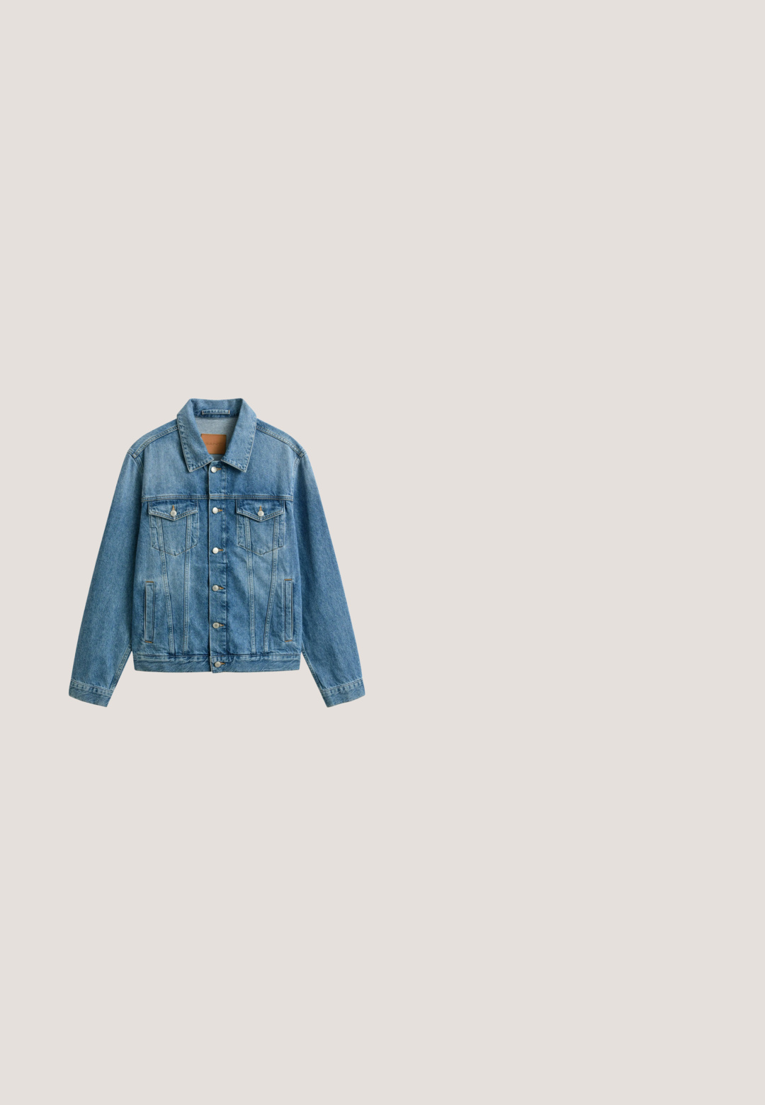 Blauwe spijkerjack met knopen aan de voorkant, twee borstflapzakken met knopen en verticale zijzakken, plat neergelegd op een witte achtergrond.; Donkerblauw denimsoverhemd met lange mouwen, drukknoopsluiting, twee borstzakken met kleppen en een puntkraag.; Donkerblauwe denim jeans met een recht model, vijf zakken en contrasterende stiksels op de naden. Gladde stofstructuur.; Bruine suède Chelsea-boot met zwarte elastische zijpanelen en een lage hak, voorzien van instaplussen aan de achterkant en een gladde zwarte zool.; Bordeaux sjaal gemaakt van lichte stof, met witte paisleypatronen en een decoratieve rand. Driehoekige vorm met een label.; Bruine leren riem met gegraveerd chevronpatroon en sierlijk zilveren gesp, opgerold op een witte achtergrond.