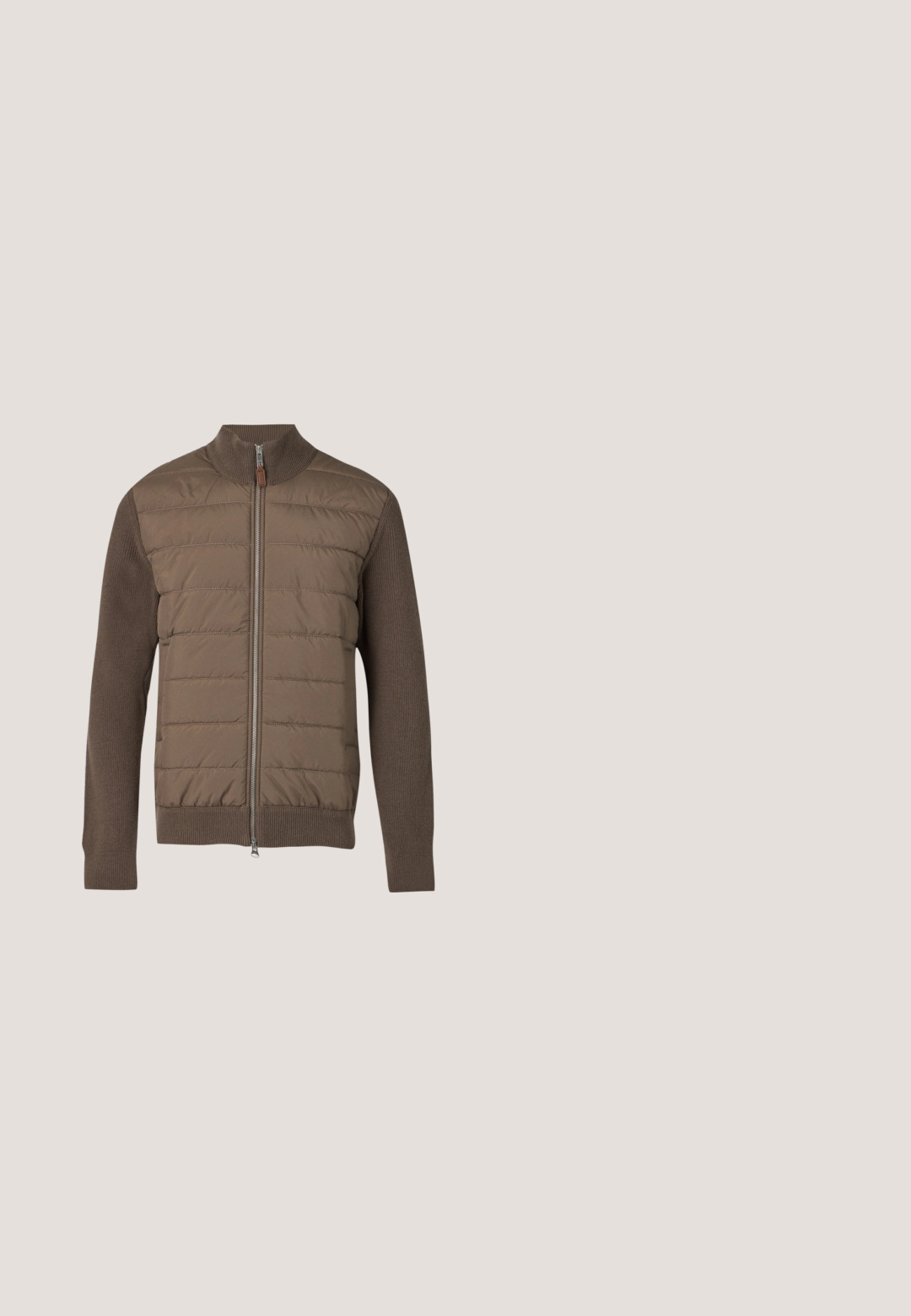 Chaqueta marrón con cremallera, panel frontal acolchado y mangas, cuello y dobladillo de punto sobre un fondo claro y liso.; Jersey beige de punto texturizado con mangas largas y una cremallera corta en la parte delantera que se extiende hasta un cuello alzado, mostrado sobre un fondo liso.; Camiseta marrón de manga corta y cuello redondo con tejido texturizado y etiqueta "Pier One" en el interior del cuello, mostrada sobre un fondo blanco.; Pantalones de chándal marrones, ajustados y con cintura elástica y cordón. Textura suave y lisa, con bolsillos laterales y un diseño sencillo.; Zapatilla de ante marrón con acabado texturizado, cordones redondos y una entresuela blanca en contraste con una suela de goma negra.; Bolso bandolera de cuero texturizado marrón oscuro con múltiples compartimentos con cremallera y un bolsillo frontal con solapa.
