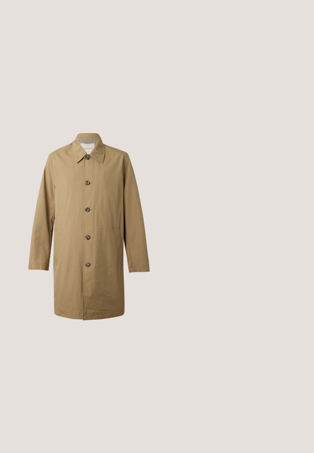 Gabardina beige de un solo pecho con cuello y cinco botones, mangas largas y dos bolsillos laterales sobre un fondo liso.; Suéter de punto acanalado beige con escote en V y mangas largas. Presenta un ajuste relajado y una tela texturizada para mayor calidez y comodidad.; Camisa beige de manga larga con botones, cuello puntiagudo y un bolsillo en el pecho, mostrada sobre fondo blanco.; Tela texturizada gris con un detalle de correa con hebilla. El diseño presenta un corte moderno y acentos de costura visibles.; Botas de cuero marrón hasta el tobillo con paneles elásticos laterales, punta redondeada y tacón apilado. Textura suave con acentos marrones contrastantes.; Larga bufanda de punto en beige con canalé, con una pequeña etiqueta rectangular cerca de un extremo, mostrada sobre un fondo claro y liso.