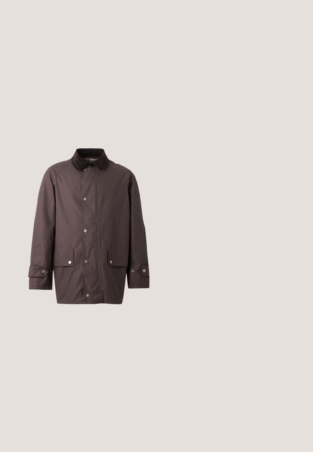 Brun lang frakke med mørkraven, trykknaplukning foran, to forlommer med klap og trykknaplukning samt trykknapper på manchetterne.; Bourgogne v-hals sweater lavet af blødt strikmateriale, med lange ærmer og et diskret lyserødt broderet logo på brystet.; Lyserød kortærmet t-shirt lavet af blødt stof, med rund hals og et lille broderet logo på brystet.; Marineblå shorts lavet af bomuld, med knaplukning, sidelommer og lige ben. Stoffet har en blød tekstur.; Sort læder Chelsea støvle svævende over en træbænk med grøn græs i baggrunden.; Mørkebrun tekstureret læder skuldertaske med flere lynlåslommer og en forflaplomme.