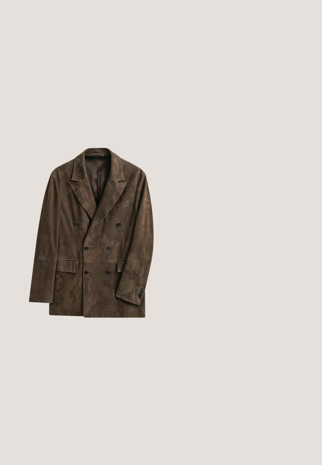 Blazer en daim marron croisé avec revers crantés, six boutons noirs, deux poches à rabat devant et une poche poitrine passepoilée.; Chemise en denim bleu à manches longues avec col pointu, devant boutonné et deux poches poitrine avec rabats à boutons sur fond uni.; Jean en denim bleu clair avec une coupe ample, jambes droites, texture décolorée, design à cinq poches et fermeture à bouton en métal au niveau de la taille.; Botte en cuir marron avec des détails brogue décoratifs, bout rond, design à lacets et un petit talon empilé. Comprend une languette à l'arrière.; Écharpe bordeaux en tissu léger, ornée de motifs paisley blancs et d'une bordure décorative. Forme triangulaire avec une étiquette.; Ceinture en cuir marron avec motif chevron embossé et boucle en argent ornée, enroulée sur un fond blanc.