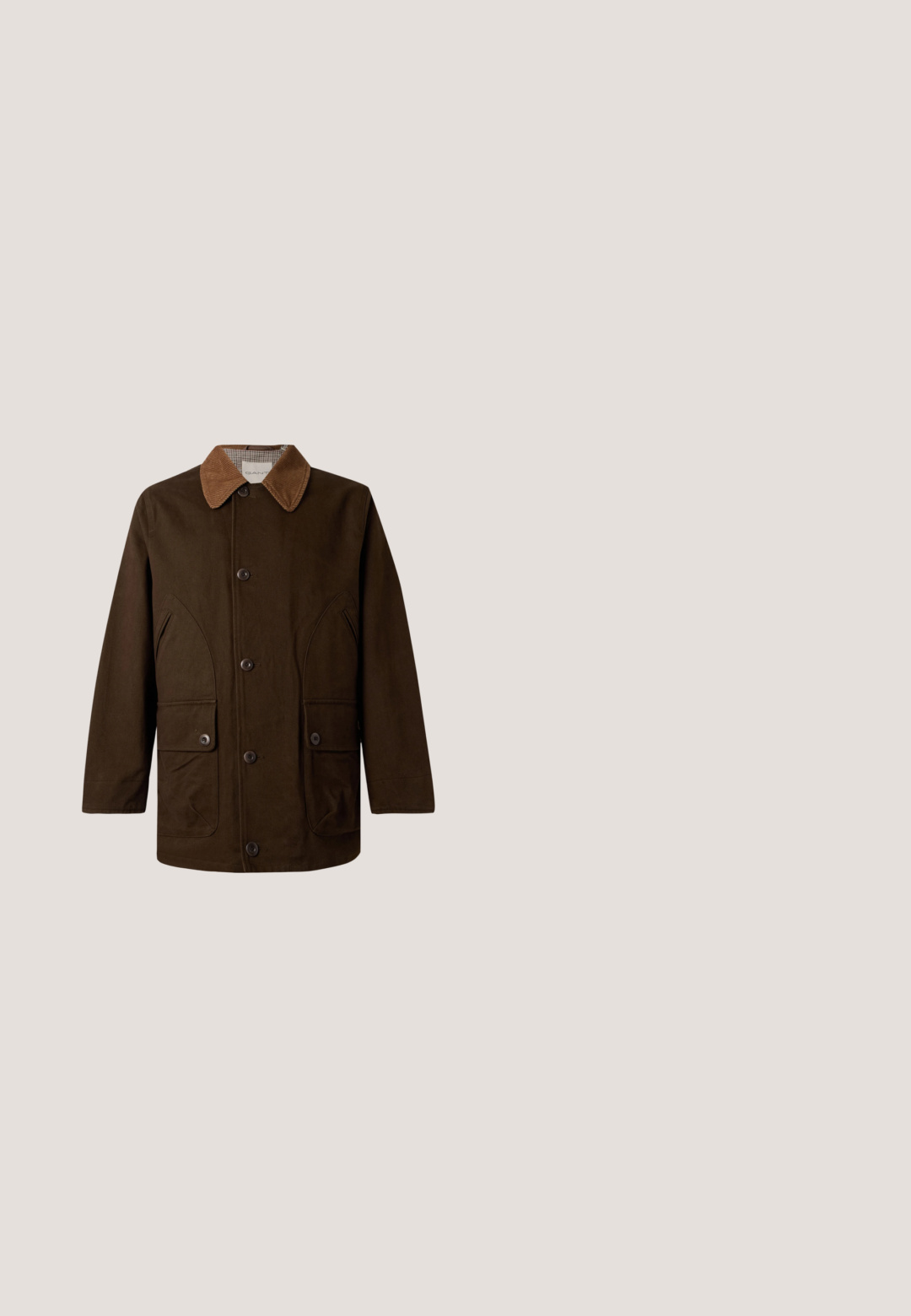 Bruine jas met knopen, een corduroy kraag en twee voorzakken met klep tegen een witte achtergrond.; Blauw-grijs geruit overhemd met lange mouwen, een puntige kraag en twee borstzakken met knopen aan de voorkant.; Bruine corduroy broek met een recht gesneden pasvorm, vijf zakken, zichtbare stiksels en een gestructureerde stofafwerking. Metalen knoopsluiting aan de taille.; Bruine leren enkellaars met veters, zwarte neuskap, ronde zool en merkdetail aan de zijkant tegen een effen achtergrond.; Opgevouwen donkergroene stof met ingewikkelde witte paisley- en ornamentale patronen, symmetrisch en gelijkmatig verdeeld over het oppervlak.; Bruine leren riem met een zilverkleurige rechthoekige metalen gesp en meerdere verstelgaatjes, los opgerold op een witte achtergrond.