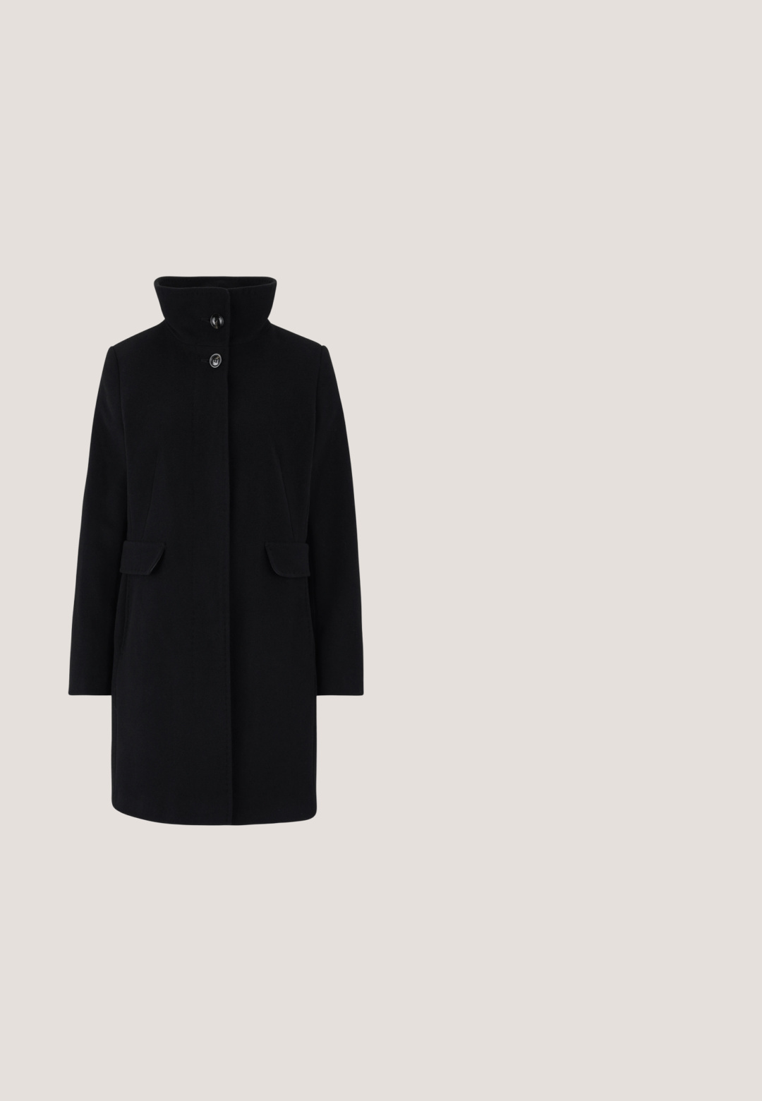 Manteau en laine noir avec un col haut, fermeture à un bouton, deux poches à rabat à l'avant et une coupe droite. Aucune motif ou accent visible.; Pull noir à manches longues avec un col blanc orné d'accents en bijoux. Poignets et ourlet côtelés, fabriqué en matériau tricot doux.; Pantalons noirs avec une coupe droite, présentant un motif texturé de fines lignes blanches. Taille élastique, sans poches ni matériel supplémentaire.; Chaussure brogue en cuir noir brillant avec des détails perforés et une semelle épaisse à rainures, vue de côté extérieur sur fond blanc.; Sac à épaule en cuir noir avec sangle avant à boucle et quincaillerie argentée, poignée réglable et plaque avec logo Michael Kors.; Petites boucles d'oreilles en forme de nœud argenté ornées de strass transparents et noirs sur un fond blanc uni.