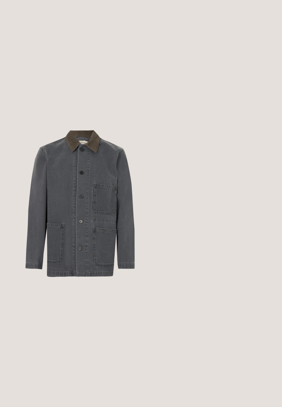 Graue Jeansjacke mit braunem Cordkragen, Knopfleiste, zwei Fronttaschen und lockerem Schnitt.; Schwarzer Strickpullover mit Zopf- und Waffelmuster, Rundhalsausschnitt, langen Ärmeln und gerippten Bündchen sowie Saum.; Schlichtes weißes T-Shirt mit kurzen Ärmeln und Rundhalsausschnitt, einfaches und sauberes Design ohne sichtbare Logos oder Muster.; Schwarze High-Waist-Denim-Jeans mit geradem Bein, Knopfverschluss und Vordertaschen, vor einem schlichten hellen Hintergrund präsentiert.; Schwarze Wildlederschuhe mit rundem Zehendesign, einer Schnürfront und einer strukturierten schwarzen Gummisohle. Glattes Obermaterial mit dezenten Nahtdetails.; Graue Segeltuchtasche mit zwei Henkeln und Fronttasche, die ein gesticktes Wolfsdesign zeigt.