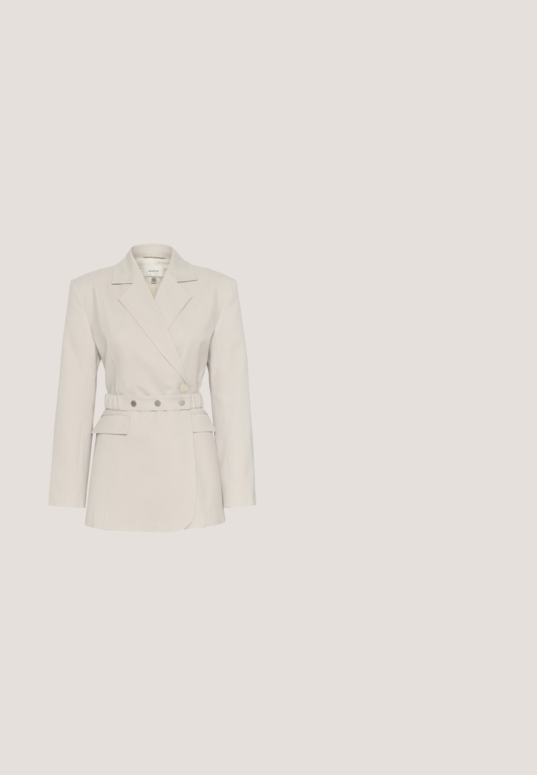 Beige blazer med en skræddersyet pasform, enkeltknaps design, lange ærmer, bælte i taljen og to forlommer. Glat stof med subtil struktur.; Mørkegrå ribbet top med rund hals og en tætsiddende pasform. Har en diskret logo-detalje på brystet. Blødt, struktureret stof.; Lysbeige vide bukser lavet af blødt stof, med lodrette striber og en elastisk talje med snøre-detalje.; Sort læder stiletto-pumps med spids tå og slankt design, der har en glat overflade og en 2,5-tommer hæl.; Kremfarvet læderhåndtaske med dobbelte håndtag, justerbar skulderrem og guldfarvet beslag, herunder en cirkulær låsekampagne på fronten.; Øreringe i guldfarvet tekstureret halvbøjle med stift og sommerfugle-lukkemekanisme på en ensartet hvid overflade.