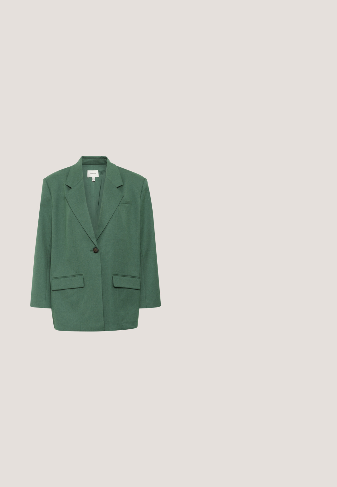 Gestuz CALLIA - Abrigo corto - posy green melange; Camiseta ajustada de manga larga verde con escote redondo, exhibida sobre un fondo blanco liso.; Pantalones a rayas en verde y azul marino con un diseño de pierna recta y una cintura elástica. La tela tiene una textura suave y presenta un clásico patrón de cuadros.; Zapatilla de ante verde con suela de goma beige y dos franjas laterales rosas, con cordones verdes y detalles de costura.; Bolso de hombro de cuero verde con correa ajustable y compartimento principal con cremallera, diseño minimalista con textura suave.; Anillo de oro con una fila de piedras preciosas de varios colores: azul, verde, amarillo, rosa y rojo. Banda lisa con piedras engastadas para un detalle adicional.