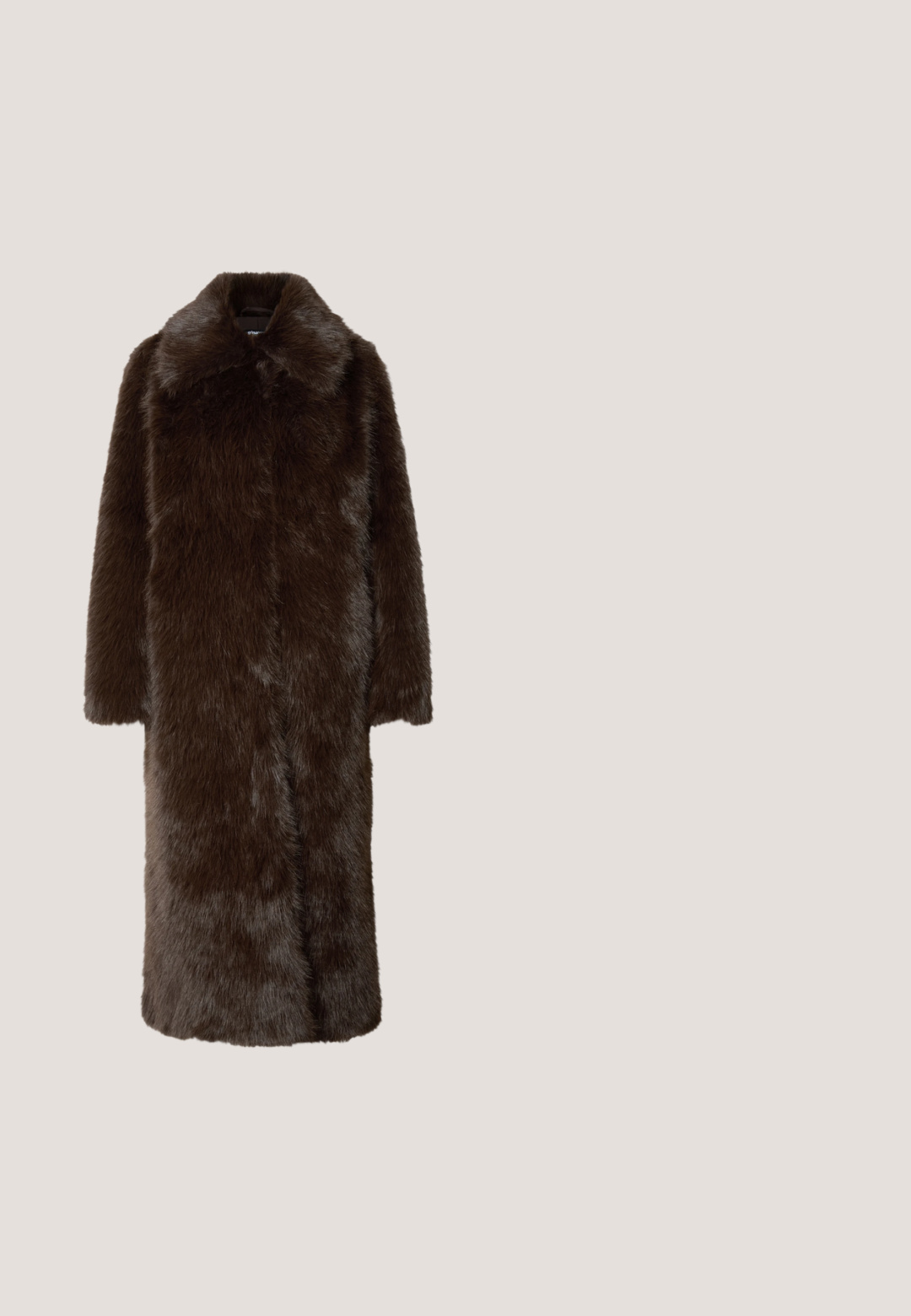 Manteau en fausse fourrure marron avec col, manches longues et texture moelleuse. Présente une coupe droite, une longueur mi-robe et pas de fermetures visibles.; Robe midi noire côtelée à manches longues, décolleté carré et coupe ajustée. Texture lisse avec une silhouette moulante.; Escarpin en cuir verni noir avec un bout pointu et un design découpé ; présente un élégant accent doré sur le talon. Simple et élégant.; kate spade new york GRAMERCY PEBBLED SMALL FLAP - Sac à main - black; Gants en cuir noir au design épuré. Le gant gauche présente une texture matelassée, tandis que le gant droit a une finition lisse.; Collier en chaîne en métal doré présentant des maillons allongés et entrelacés avec une finition polie et un fermoir en pince de homard sécurisé.