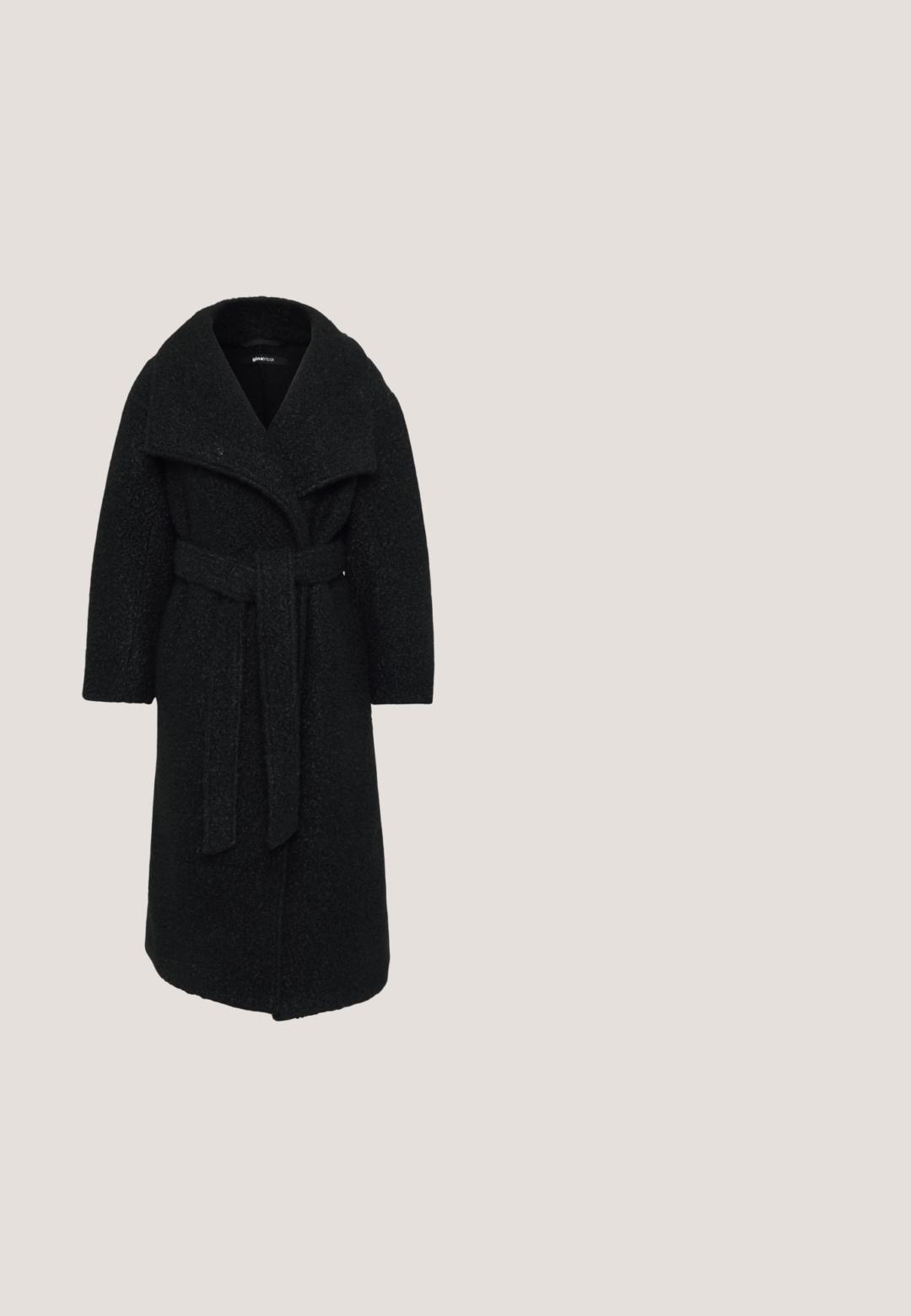 Sort uldblandingsfrakke, mellemlang med en bred krave, oversized pasform, bælte i taljen, struktureret stof, med en enkelt knaplukning.; Sort kjole med draperet neckline, trekvart ærmer, tætsiddende pasform og diskret rynkning i siderne. Lavet af glat stof.; Sort patentlæder højhælede sko med spids tå, ankelrem og slank stiletto hæl; glat, blank overflade og minimalistisk design.; Sorte rektangulære solbriller med tynde gyldne metalstel og mørkt tonede linser på en ensfarvet hvid baggrund.; Sort quiltet rektangulær skuldertaske med lange stropper, guldringe, lille "HUGO"-logo og hjerteformet guldsmykke på kæde.; Lauren Ralph Lauren FLEX - Armbånd - gold-coloured/white