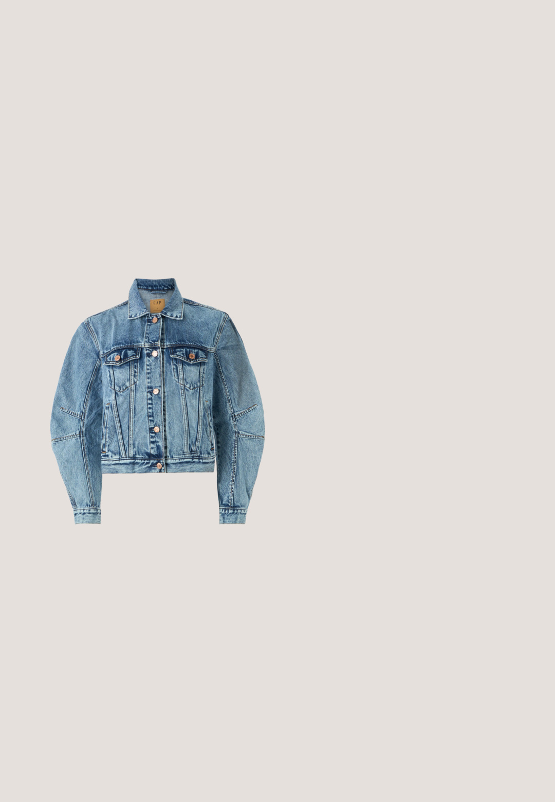 Veste en denim bleu moyen avec un design court, comportant deux poches poitrine, des boutons en cuivre et des détails de couture visibles.; T-shirt en coton bleu clair avec un design graphique représentant une personne et un chat portant des lunettes de soleil. Le texte "KARL LAGERFELD" est imprimé en rouge en dessous.; Jean en denim bleu clair à taille haute, jambe droite et motifs décoratifs de perles le long des coutures extérieures. Design à cinq poches et boutons.; Baskets basses avec panneaux en denim bleu superposés, semelle épaisse blanche, lacets blancs et languette de talon noire avec la marque "Karl Lagerfeld".; Sac fourre-tout bleu clair avec des patchs usés et le texte blanc "Karl Lagerfeld Jeans", doté de deux fines bandoulières.; Paire de boucles d'oreilles créoles en forme de cœur argentées avec un détail rectangulaire gravé suspendues sur fond blanc.