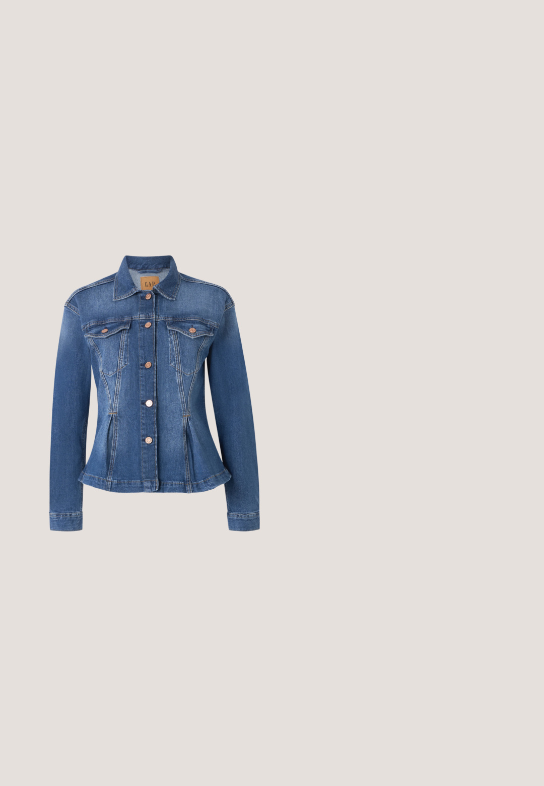 Jeanjakke i medium blå med en tætsiddende talje, to brystlommer, kobberknapper og spids krave. Slidte detaljer ved kanten.; Good American SUPER STRETCH BABY TEE - T-shirts basic - periwinkle; Lys blå denim jeans med lige bendesign, høj talje og klassisk fem-lomme stil. Har en glat tekstur og subtilt slid.; Sort læderankelstøvle med spids tå og en mellemhøj blokhælk. Glat tekstur og minimalistisk design. Ingen synligt hardware.; Sort tote bag lavet af struktureret læder, med to håndtag, rektangulær form og en lille guldaccent foran. Ingen yderligere detaljer.; Sort læderbælte med en sølvmetalspænde og tre dekorative ringe. Har en spids ende og flere indstillingshuller.