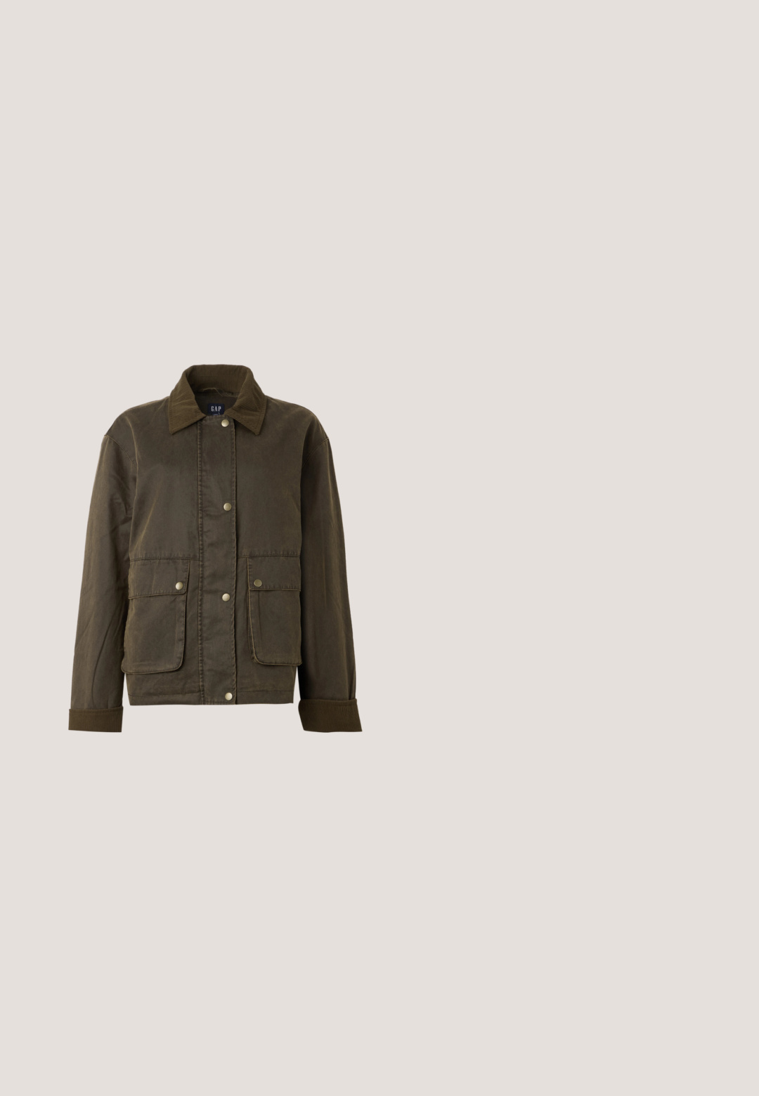 Veste vert olive foncé avec un col et des poignets en velours côtelé, boutons-pression à l'avant et deux grandes poches à rabat.; Chemise blanche à manches longues avec col pointu, en coton. Présente un petit logo brodé sur la poitrine gauche.; Pantalon noir à jambes droites avec passants de ceinture et coupe slim, présenté sur un fond clair uni.; Botte en cuir marron à hauteur de genou avec un bout rond, détail de sangle à boucle et un petit talon carré. Texture lisse et design minimaliste.; Écharpe en soie noire avec petits motifs floraux blancs, bordure blanche étroite et un nœud noué en haut.; Ceinture en cuir tan avec une texture lisse, mettant en avant des coutures blanches, une boucle circulaire en argent et un design simple avec des trous pour la ceinture.