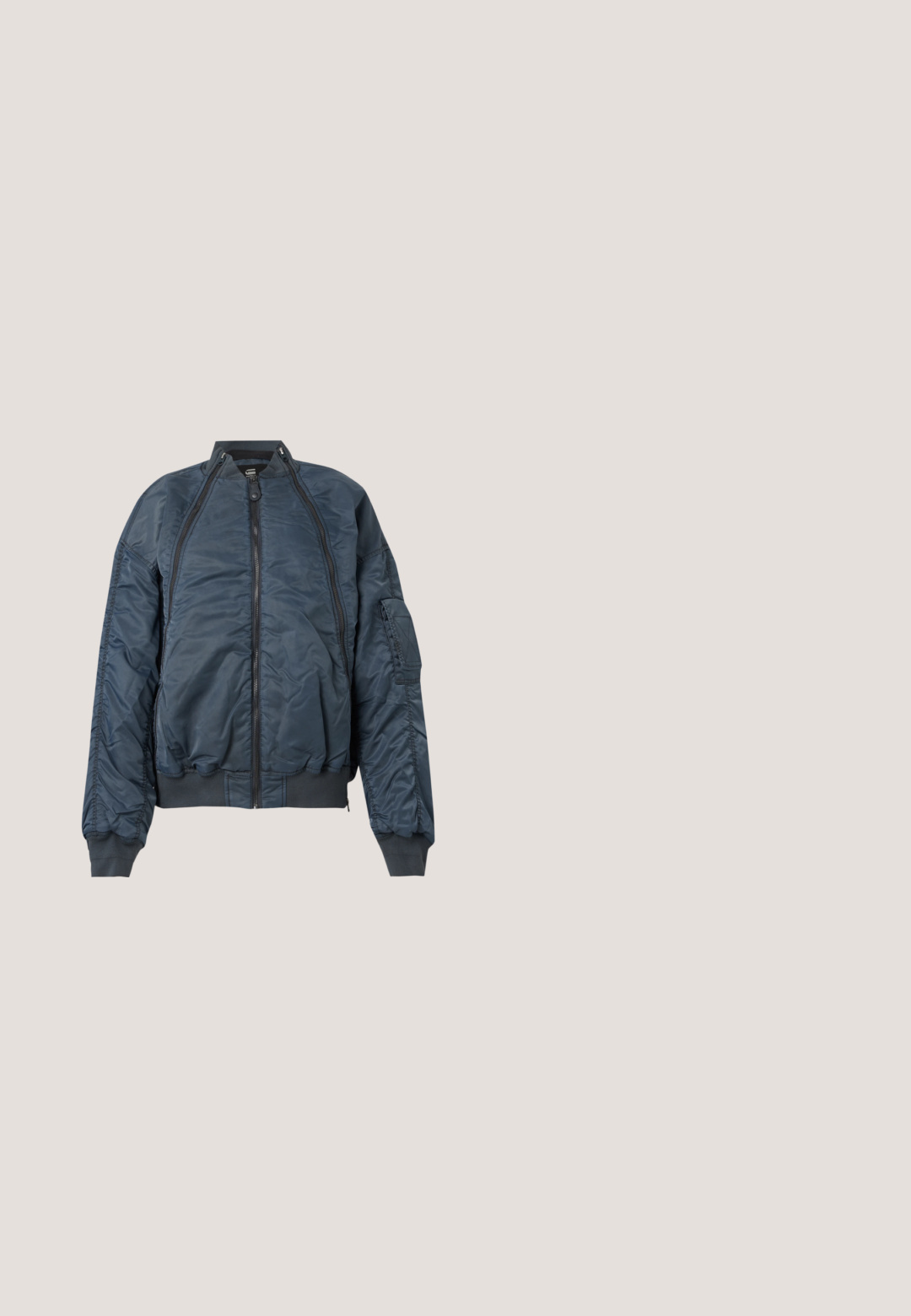 Marineblauwe bomberjack met een ritssluiting aan de voorkant, elastische manchetten en zoom, en een zijzak. Gemaakt van een glanzend, lichtgewicht materiaal.; Zwart doorschijnend mesh top met een vierkante halslijn, korte mouwtjes en een asymmetrische zoom.; Plissé midi rok in olijfgroen satijn, met een brede elastische tailleband en een vloeiende silhoutte met verticale plooien.; Zilverkleurige metalen lage blokhak schoen met puntige neus en enkelbandje met gesp op witte achtergrond.; Zwarte handtas met een ronde vorm, bedekt met kleine zilveren rhinestones, voorzien van een kort handvat en een ritssluiting aan de bovenkant.; Paarse edelstenen armband met zilverkleurig metaal, voorzien van een sluiting en een verstelbare ketting voor de maat.