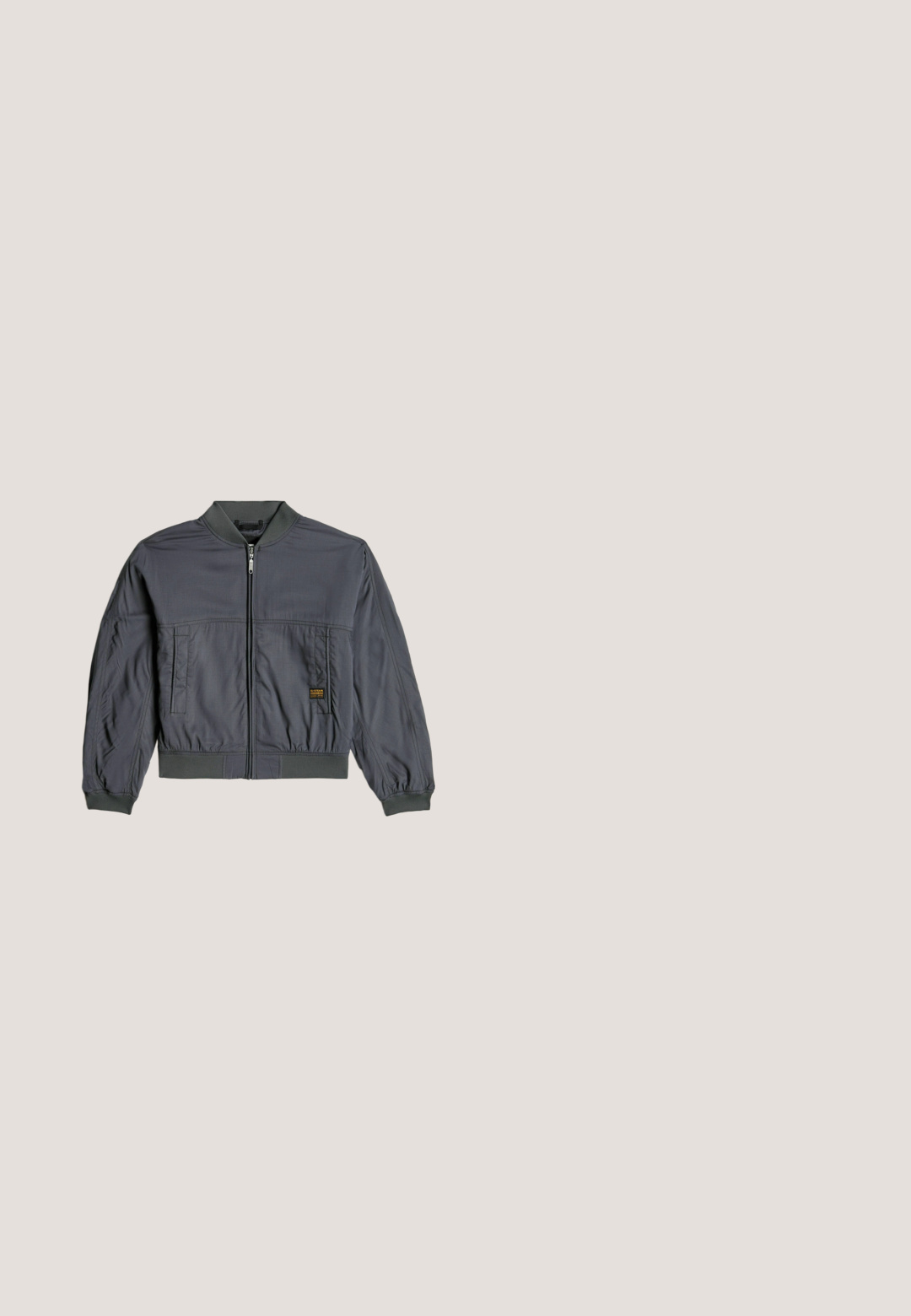 Blouson gris avec fermeture éclair sur le devant, col et poignets côtelés, deux poches latérales et un petit logo sur le côté gauche de la poitrine. Texture de tissu lisse.; Sweatshirt noir court avec un col haut et une fermeture éclair quart de tour. Il possède des manches longues et un logo sur la poitrine. Texture de tissu lisse.; Soutien-gorge de sport gris à côtes avec un décolleté arrondi, des bretelles épaisses et un logo subtil en bas. Tissu doux et sans coutures.; Joggers gris foncé et extensibles fabriqués en tissu doux ; dotés d'une taille élastique avec cordon de serrage et de jambes fuselées.; Allbirds TREE RUNNER - Baskets basses - light grey light grey sole; Sac à main en cuir noir, de forme rectangulaire, avec une sangle en tissu et une fermeture éclair en métal. Détails de l'étiquette à l'avant.