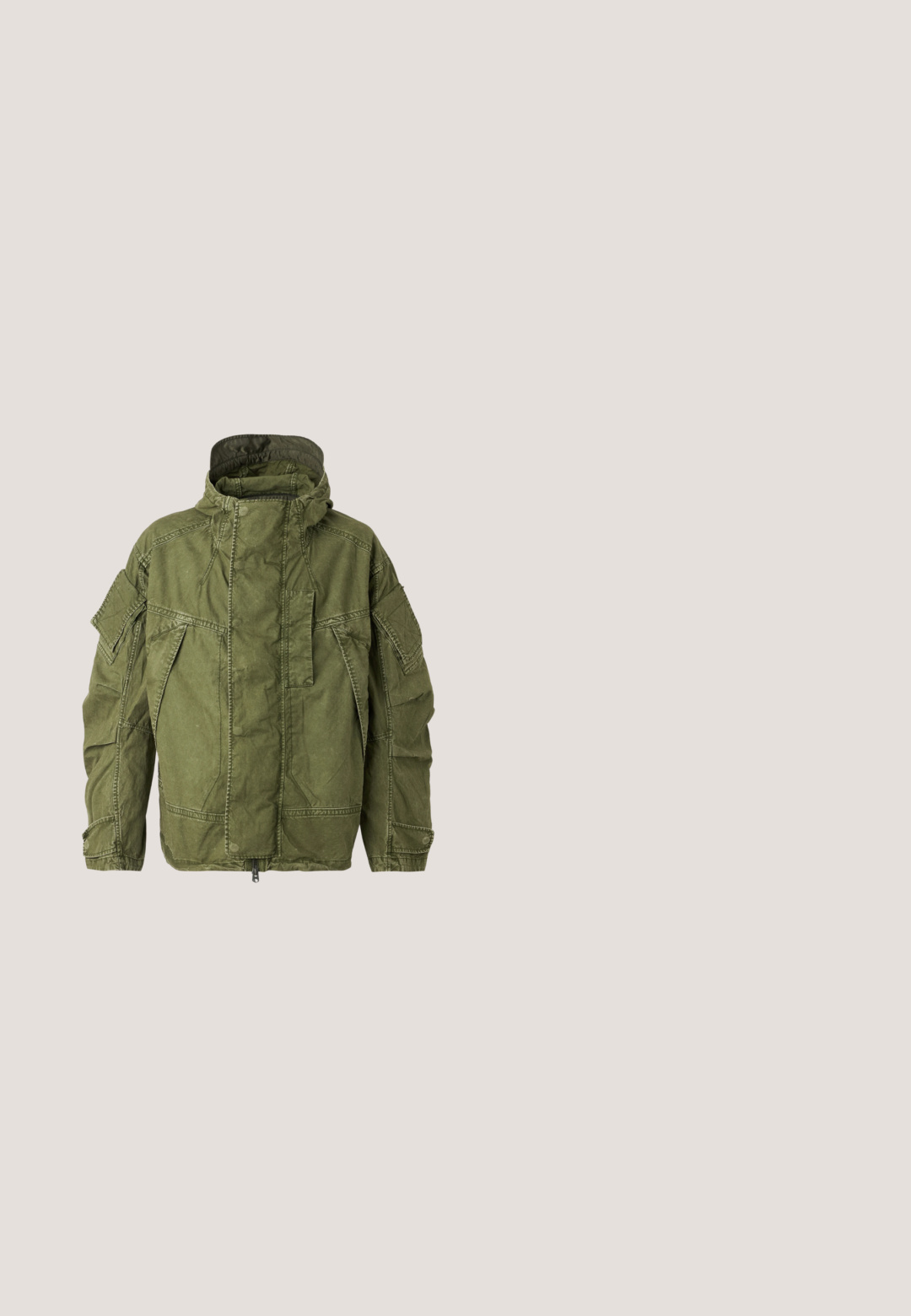 G-STAR Parka - overdye shadow olive gd; Dropsize HEAVY  - Kapuzenpullover - taupe; Olivenfarbene kurzärmlige T-Shirt aus Baumwolle mit einem runden Halsausschnitt und einem kleinen grauen Logo auf der Brustmitte. Glatte Textur.; Khakifarbene Cargo-Hose mit einem elastischen Bund, seitlichen Taschen und Druckknopf-Details. Der Stoff hat eine glatte, leichte Textur.; Weißer Sneaker mit strukturiertem Obermaterial und klobiger Sohle. Merkmale sind geschwungene Linien, dezente graue Akzente und ein Schnürdesign.; Olivgrüne Umhängetasche aus strukturiertem Stoff, mit einer Reißverschlusstasche vorne und einem roten Markenetikett. Verstellbarer Träger für Komfort.
