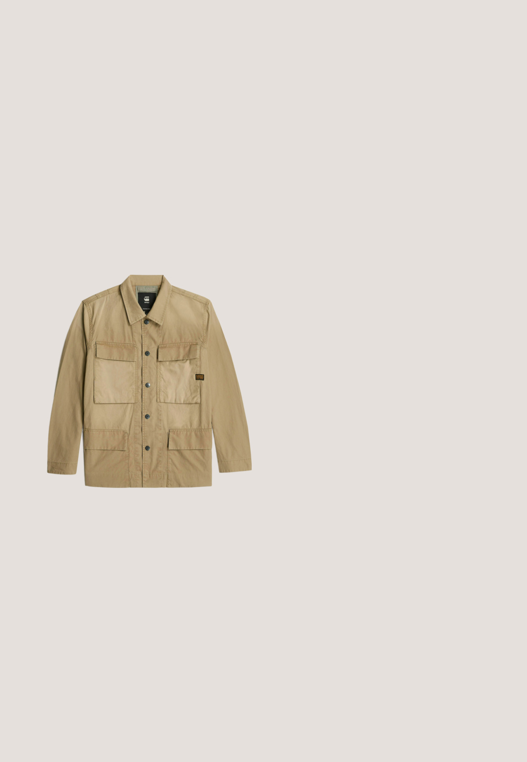 Beige lichtgewicht jacket met vier voorzakken, drukknoopsluiting en een kraag. Glad stof met een iets matte afwerking.; Bruine, gestructureerde gebreide lange mouw trui met ronde hals en geribde boorden en zoom.; Lange mouwen henley-shirt in lichtbeige ribbelstof, met een V-hals, een drieknoopsluiting en manchetten. Rode logo-label aan de onderkant.; Olijfgroene cargobroek van katoen, met zijzakken, een slim fit en omgeslagen broekspijpen. Rechte voorkant met een knoopsluiting.; Bruine leren enkellaars met veters, zwarte neuskap, ronde zool en merkdetail aan de zijkant tegen een effen achtergrond.; Bruine leren riem met metalen gesp en gestikte randen, opgerold met de gesp naar links gericht op een witte achtergrond.