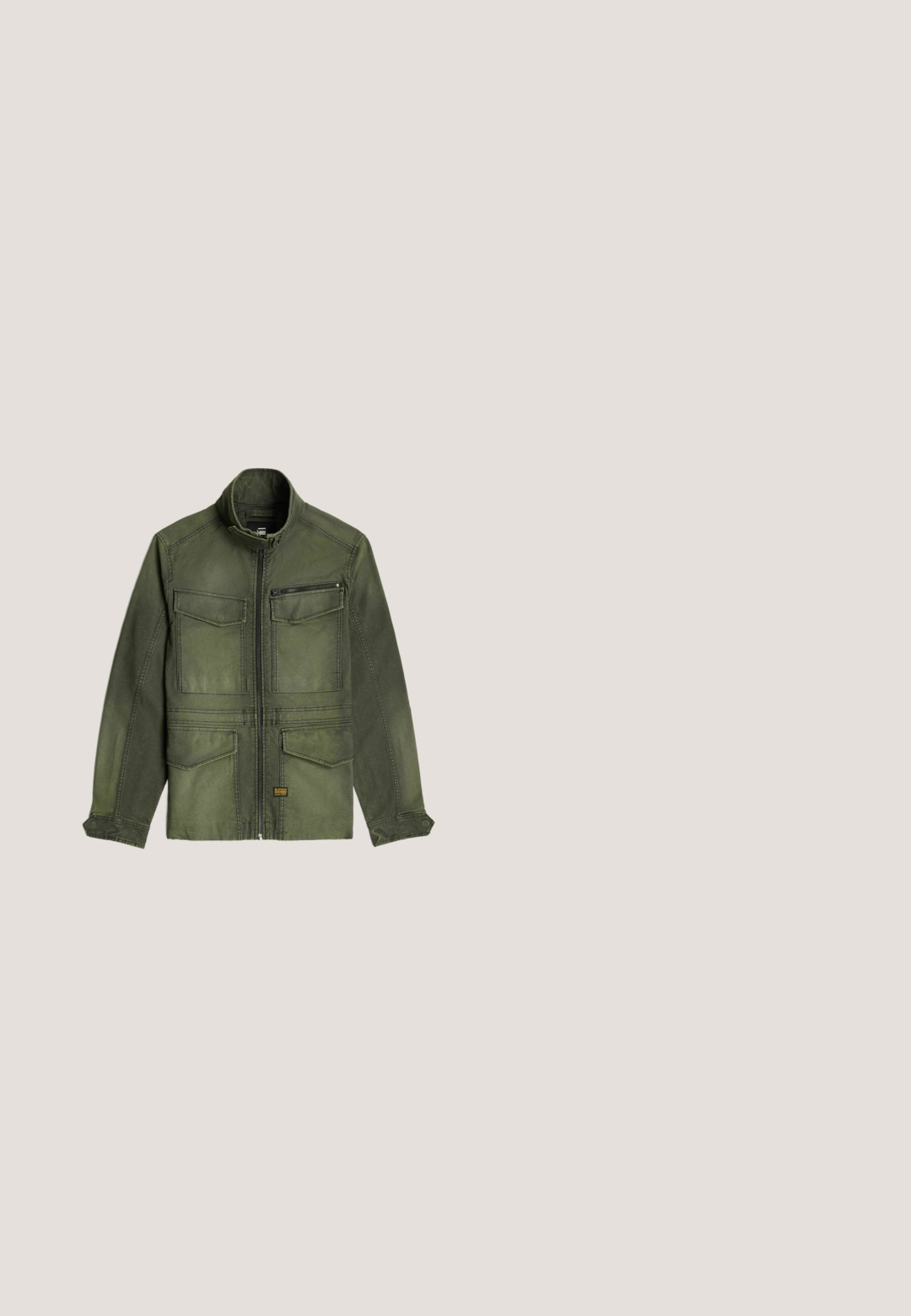 Olivgrüne Jacke aus strapazierfähigem Gewebe, mit hohem Kragen, Frontreißverschluss, zwei Brusttaschen und einer seitlichen Reißverschlusstasche mit strukturierter Oberfläche.; Langärmliges dunkelgraues Sweatshirt mit Rundhalsausschnitt und schwarzen, gebogenen Schulterpatches, flach auf weißem Hintergrund ausgelegt.; Graues Baumwoll-T-Shirt mit Rundhalsausschnitt, kurzen Ärmeln und entspannter Passform. Verfügt über eine minimale Markenkennzeichnung am Saum und nahtlose Schulterdetails.; Dunkelblaue Jeans mit geradem Bein, vorderen Taschen und Knopfverschluss, flach auf weißem Hintergrund liegend dargestellt.; Schwarze Leder-Stiefelette mit Schnürdesign, gepolstertem Kragen und strukturiertem Einsatz. Verfügt über eine robuste Sohle und ein geprägtes Logo an der Seite.; Grüner Rucksack aus wasserdichtem Material. Mit einem leuchtend grünen Reißverschluss und Akzenten, einem schlanken Design und verstellbaren Schultergurten.
