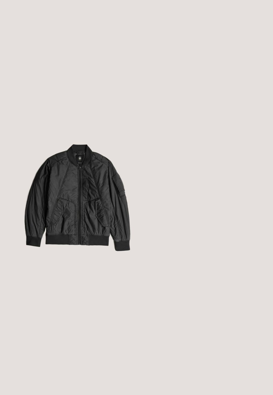 Zwarte stof met een gladde, matte textuur en een subtiel patroon. Het materiaal lijkt duurzaam, met lichte kreukels die flexibiliteit aangeven.; Oversized vervaagd grijs katoenen T-shirt met korte mouwen en ruwe randen aan mouwen en zoom, ronde hals, plat getoond op een witte achtergrond.; Zwarte hoodie met een voorvak, ribgebreide manchetten en zoom, gemaakt van zachte stof, met een losse pasvorm en minimalistisch design.; Zwarte cargobroek van duurzaam materiaal, met meerdere cargozakken, ritsenkoppen en rechte benen met subtiele stikseldetails.; Zwarte sport sneaker van mesh en synthetische materialen, met een ronde neus, dikke gebogen zool en textuuraccenten. Voorzien van veters en een hielstrip.; Zwarte Calvin Klein crossbodytas met verstelbare band, voorvak met rits en een subtiel logopatroon op een effen achtergrond.