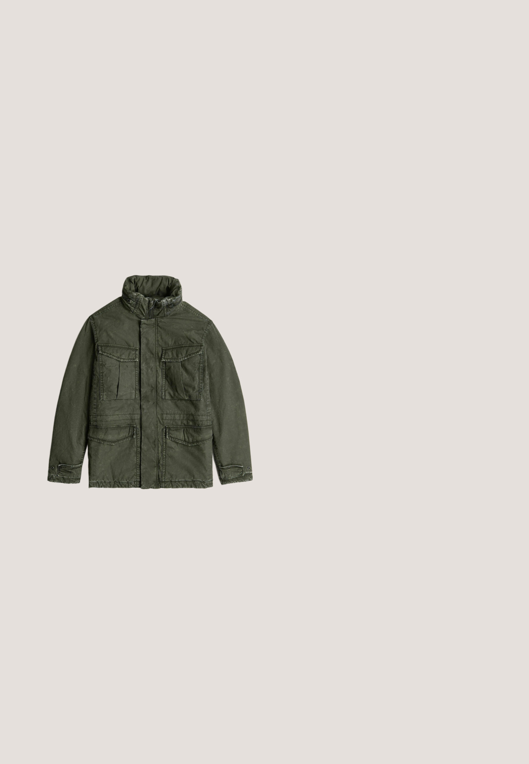 Dunkelgrüne Militärjacke mit hohem Kragen, Reißverschluss und Knopfverschluss sowie vier vorderen Klappentaschen.; Schwarzes und graues kariertes Flanellhemd mit langen Ärmeln, Knopfverschluss vorne, zwei Brusttaschen und einem leicht abgerundeten Saum. Strukturiert. ; Braune Baumwoll-Arbeitshosen mit geradem Bein, die über Vordertaschen und Metallakzente für zusätzliche Strapazierfähigkeit verfügen.; Braune Leder-Stiefeletten mit Schnürung, strukturierter Oberfläche, kontrastierenden beigen Sohlen und Metallösen. Verfügen über eine Lasche zum einfachen An- und Ausziehen.; Schwarzer Canvas-Rucksack mit braunen Lederakzenten, ausgestattet mit einem Rolltop-Verschluss, X-förmigen Trägern und seitlichen Reißverschlusstaschen.; Gerollter brauner Ledergürtel mit Messingschnalle und geprägtem Levi's-Logo nahe dem Ende vor weißem Hintergrund.