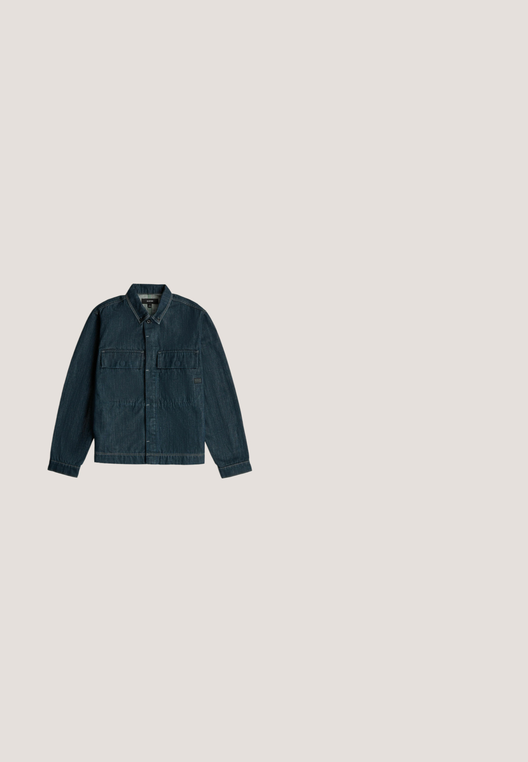 Close-up van donkerblauwe denimstof met een gedetailleerde geweven structuur en lichte kreukels.; Blauw denim overhemd met lange mouwen, knoopkraag en borstzak, met zichtbare gele knopen en een klein label op de zak.; Losse, donkerblauwe denim jeans met een hoge taille, frontzakken en een recht model. Inclusief zilverkleurige hardware en minimale stiksels.; Bruine leren Chelsea-boot met elastische zijpanelen, treklipjes aan voor- en achterkant en gestapelde houten hak.; Bordeaux sjaal gemaakt van lichte stof, met witte paisleypatronen en een decoratieve rand. Driehoekige vorm met een label.; Bruine leren riem met een rechthoekige messing gesp. Heeft een gladde textuur en een in het leer geperst "Wrangler" logo op de band.