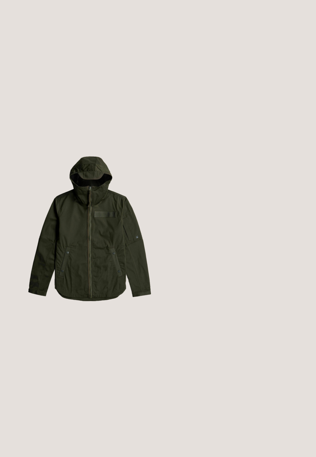 Chaqueta verde oscuro con capucha, cremallera frontal, dos bolsillos con botones a presión y un pequeño parche en el pecho y la manga izquierda.; Suéter verde de punto con patrones de textura variados, diseño de cuello redondo y puños y dobladillo acanalados. La tela parece suave y acogedora.; Camiseta de manga corta en verde oliva, hecha de algodón, con un cuello redondo y un pequeño logo en el pecho, de textura suave.; Vaqueros de mezclilla gris oscuro con un diseño clásico de pierna recta, que incluyen bolsillos frontales, cremallera con cierre de botón y un ligero desgastado.; Botín negro de tobillo hecho de material suave. Presenta un diseño de cordones, puntera redonda y suela de goma con un patrón de tracción.; Bolsa de viaje de cuero negro con forma rectangular, doble asa, correa de hombro desmontable y adornos mínimos.