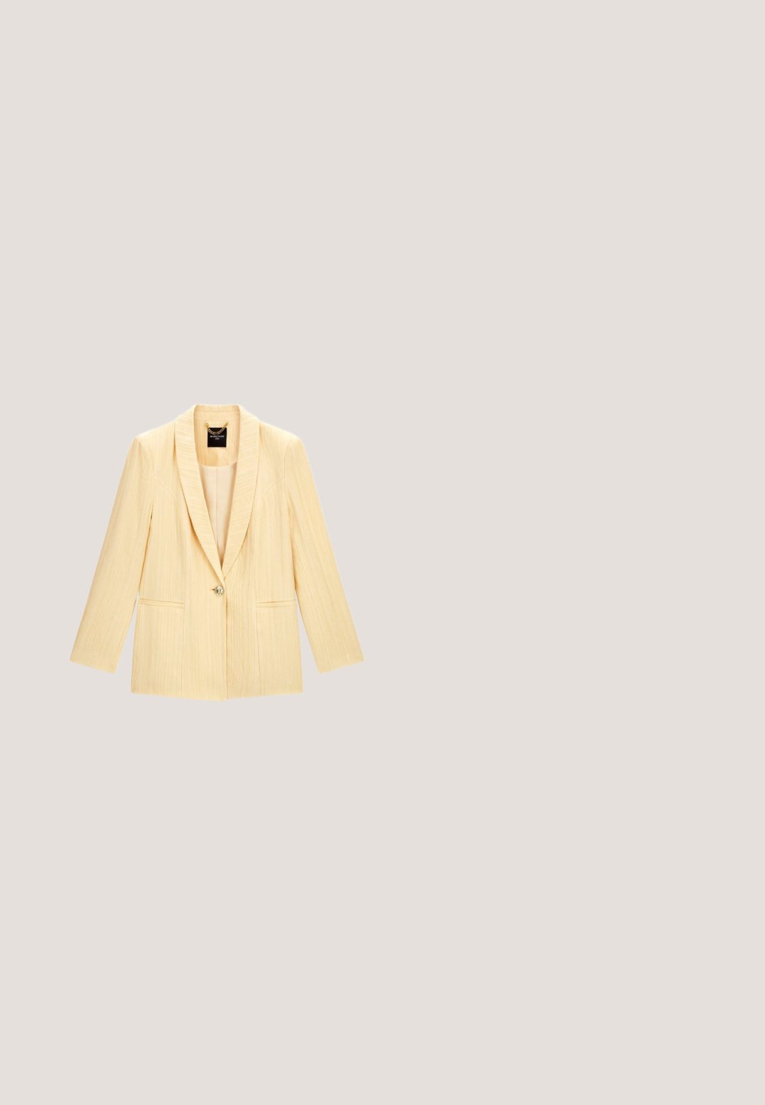 Lysebeige, enkeltknappet blazer med tekstureret stof, reverskrave, lange ærmer og to forlommer.; Sort indpakket kjole med korte ærmer, der har en guldbuckle-detalje i taljen, lavet af letvægtsstof med en glat tekstur.; Sort læder højhælede pumps med spids tå, slankt design og en subtil guldlogo accent på hælen, der har en glat tekstur.; Sorte og gyldne solbriller med firkantet stel, gradient lilla linser, metalaccenter og teksturerede sorte ørestykker.; Sort stofhåndtaske med hvide polkaprikker og et buet design. Har en skinnende overflade, et håndtag øverst og et sølvfarvet trekantslogo.; Gul kæd necklace med en stor central hvid perle, udstyret med en lobster clasp og justerbar kæde forlængelse for længde variation.
