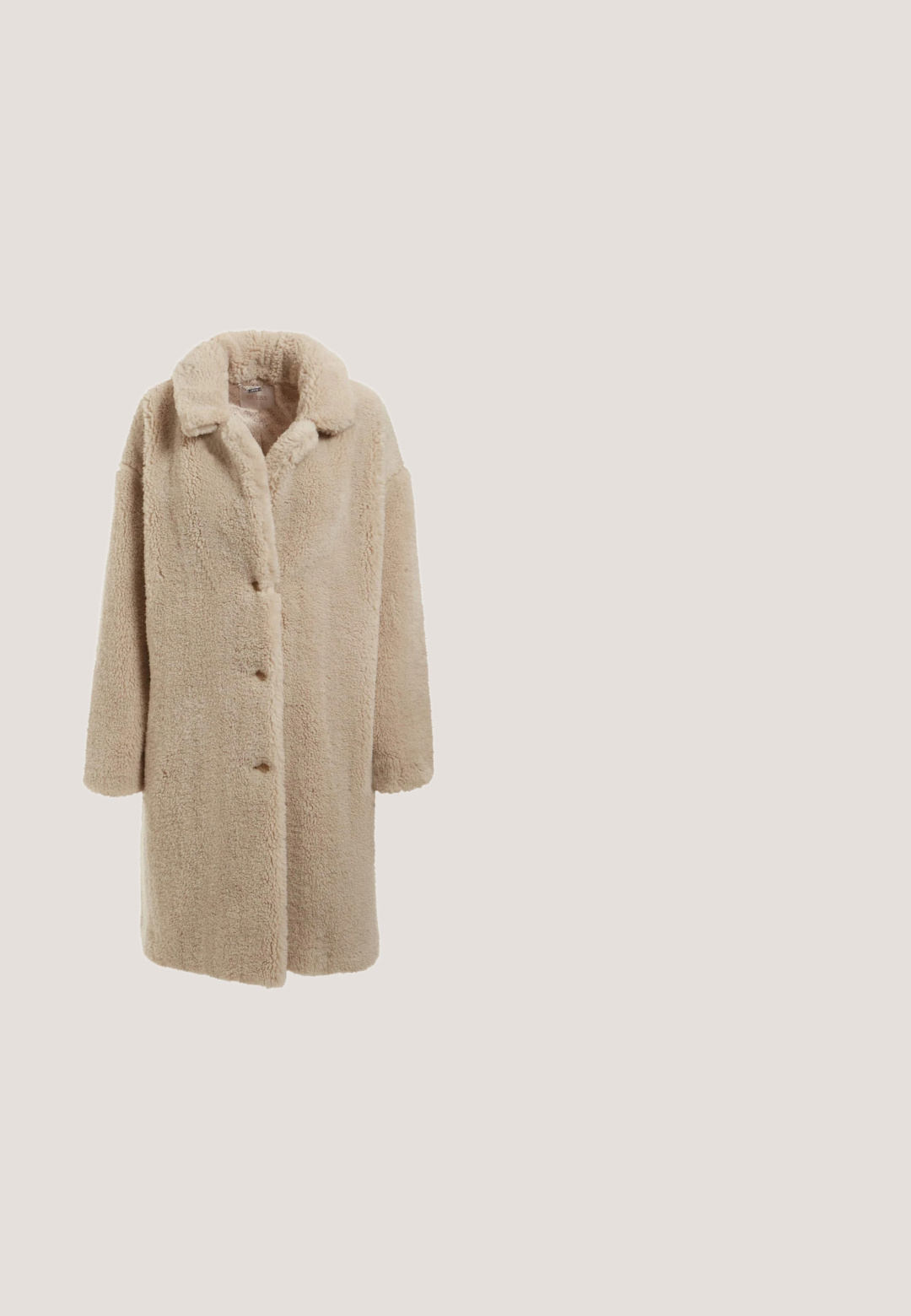 Guess Wintermantel - beige; Geribbelde jurk met lange mouwen in een rijke bruine kleur. Heeft een ronde halslijn en een getailleerde pasvorm, gemaakt van rekbare brei stof.; Lichtbruine suède kniehoge laars met een puntige neus en een slanke hoge hak.; schildpadvormige zonnebril met een kattenschoen-vorm, gradient lenzen, hardware accenten in goudkleur op de tempels, glanzende afwerking en dikke monturen.; Bruine gestructureerde leren handtas met gouden ketting en leren riem, met het "Liu Jo Milano"-logo en een decoratieve leren hanger.; Goudkleurige oorbellen met drievoudig hart en kristalranden, elk bovenvormig hart gegraveerd met de merknaam "GUESS".