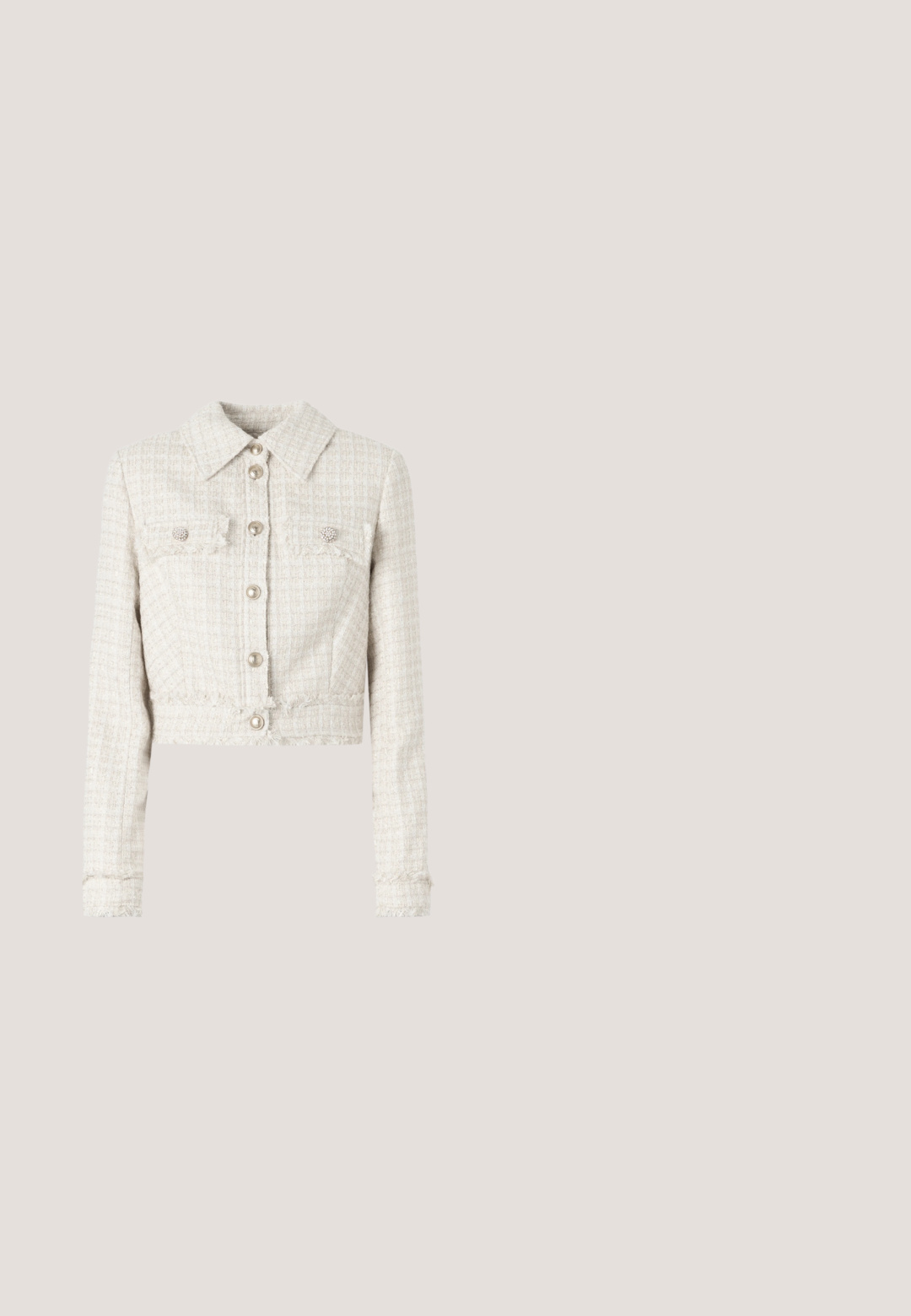 Chaqueta de tweed beige recortada con cuello, dos bolsillos frontales, botones metálicos y detalles de dobladillo deshilachado. Tejido texturizado y estructurado.; Vestido de punto en color crema con un sutil patrón floral. Presenta un diseño ajustado, un escote cuadrado y un dobladillo acanalado. Textura suave para mayor comodidad.; Zapato slingback de tacón alto de piel patentada beige con punta puntiaguda y pequeño detalle de hebilla dorada en la correa.; Gafas de sol estilo ojo de gato con montura metálica en oro rosa y lentes marrones degradados sobre fondo blanco.; Bolso bandolera de tela acolchada beige con una correa de cadena dorada y una placa con el logo triangular de Guess en la solapa frontal.; Pendientes de estudio circulares de oro con un diseño en espiral, adornados con cristales transparentes en el borde y un elemento decorativo central.