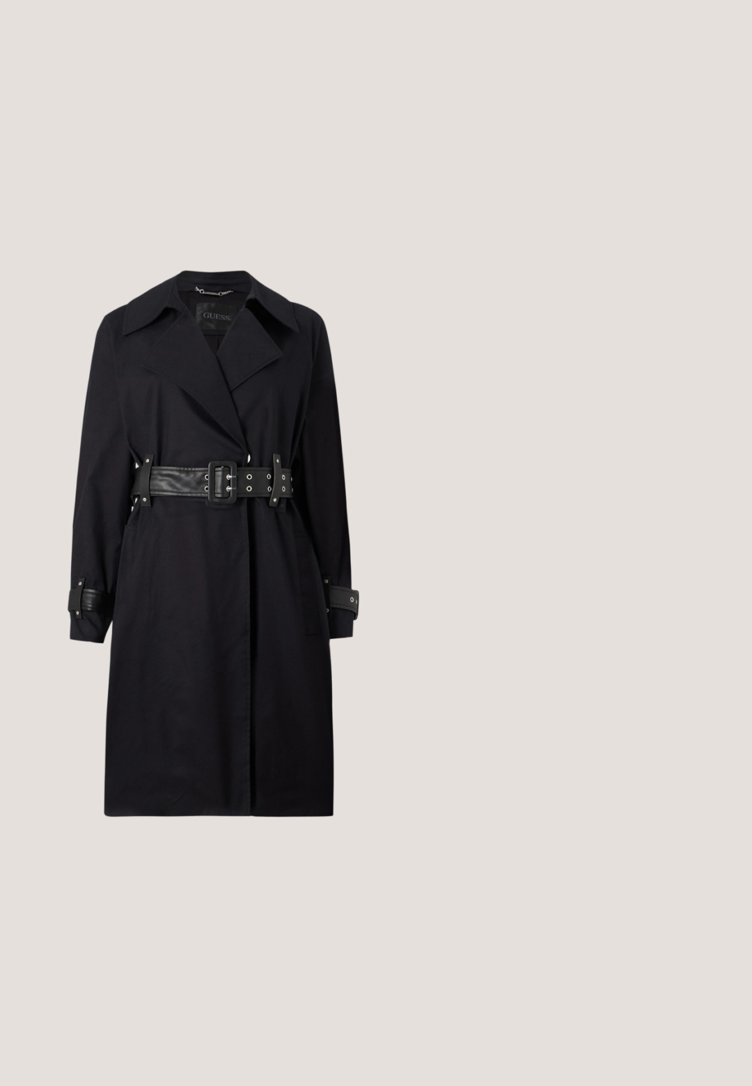 Mustat trench coat belted talje, laia krae ja nööpidega mansetid. Valmistatud siledast materjalist, minimalistliku disainiga ja ilma mustriteta.; Must-valge mustriga kombinesoon krae, pikkade varrukate ja kitsendatud vöökohaga. Sellel on kaks esist taskut ja laiad sääred.; Valge madala lõikega toss, millel on paks tald, metallik-kuldsed kanna detailid ja metallist silmad helehalli tausta peal.; Mustad prillid, millel on ristkülikukujulised raami, tumedad läätsed, tekstuuriga küljevarred ja kuldne aksentlogo templil. Matt viimistlus.; Mustast heegeldatud käekott ümarate käepidemetega, esiküljel tikandiga "HUGO" ning värvikas helmekujuline võtmehoidja helmeste ja tähtedega.; Kullast kettkaelakee sidrunikujulise ripatsiga, millel on rohelised lehed ja väike sinise-valge värvusega liblikas.