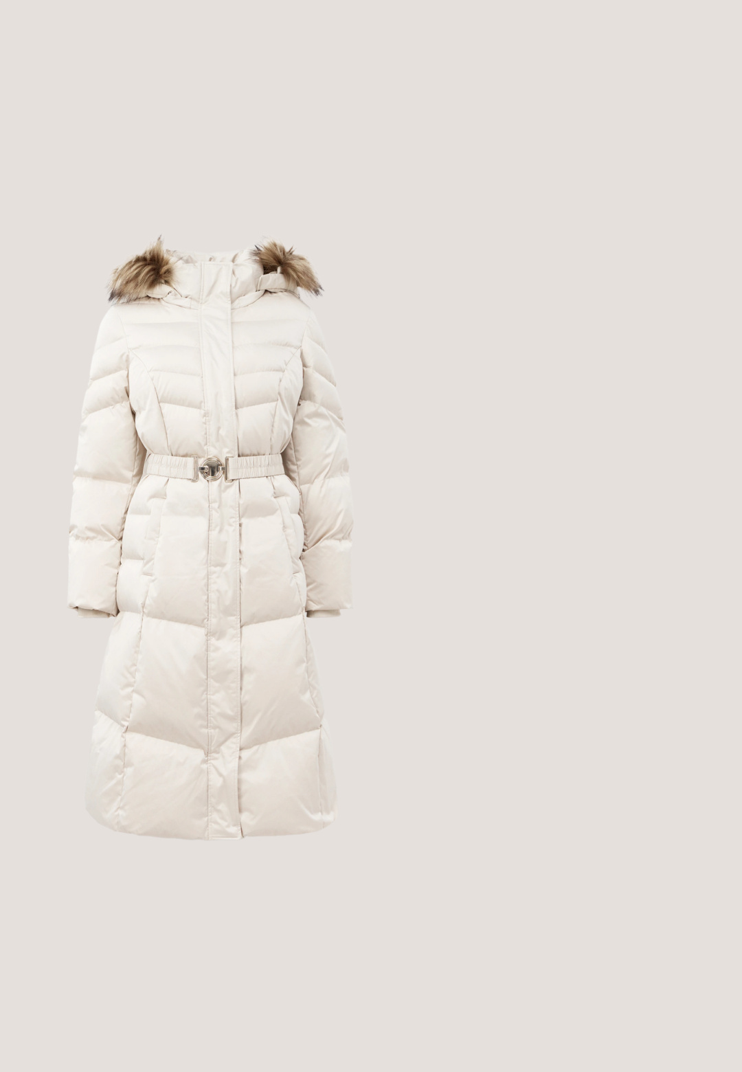 Langer beigefarbener gesteppter Wintermantel mit Kapuze aus Fell, tailliertem Gürtel und vorderen Taschen.; Dunkelbrauner Strick-Poloshirtpullover mit langen Ärmeln, spitzem Kragen und fünf Knöpfen vorne, mit leicht verkürzter Passform.; Helle, locker sitzende Hosen in einem dezenten Blattmuster. Mit elastischem Bund und geradem Beinansatz. Glatte Textur.; Lauren Ralph Lauren MCKAY SUEDE TALL BOOT HEEL - Stiefel - camel; Weiße Guess Tragetasche mit Diamantausschnittmuster und passendem Reißverschluss-Etui, beide mit goldenem Logo, die Tragetasche verfügt über Griffe.; Goldene Gliederkette mit einem sechseckigen Mittelstück, das einen großen quadratischen klaren Edelstein umgeben von kleineren funkelnden Steinen zeigt.