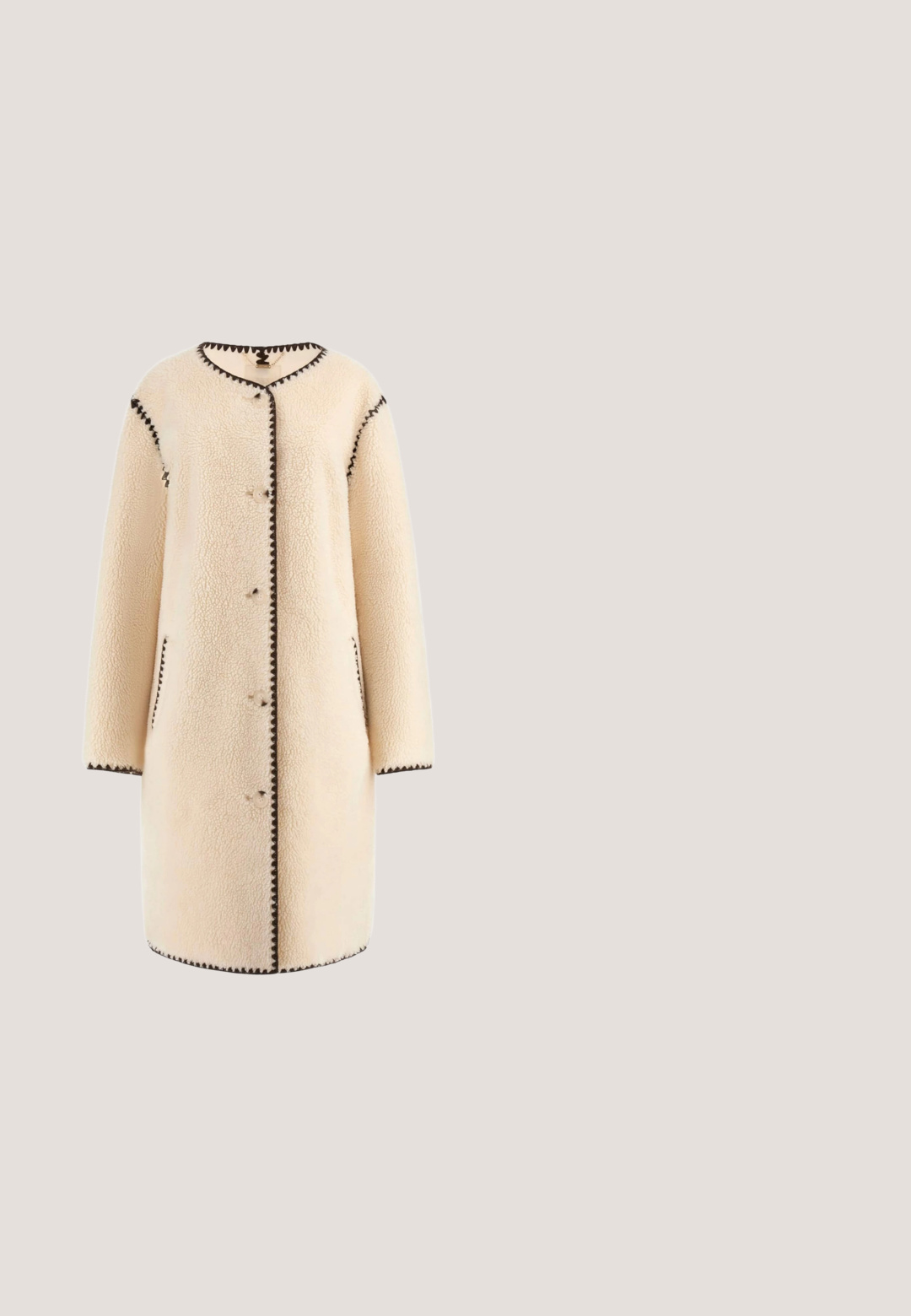 Manteau de couleur crème en polaire texturé, avec un col rond, des boutons sur le devant, des poches latérales et une bordure contrastante sombre sur les bords.; Robe taupe sans manches longueur genou avec encolure drapée, fronces latérales et boucle triangulaire métallique décorative sur l'épaule gauche.; Escarpin à talon haut en cuir verni couleur nude avec un bout pointu, une silhouette élégante et un talon aiguille, présentant une texture lisse et brillante.; Guess Lunettes de soleil - pink/gradient brown; Sac à main structuré avec panneau central beige, côtés blancs, poignées beiges, ferrures dorées et deux étiquettes suspendues, l’une embossée "1981" et l’autre "GUESS".; Bracelet doré avec un charm en forme de cœur présentant un design en couches et incrusté de pierres transparentes ; marqué "Guess" sur un accent.