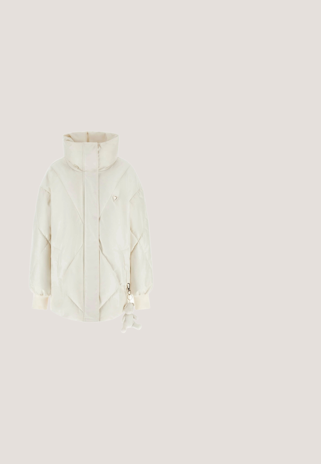 Chaqueta blanca hinchada con un cuello alto, patrón de acolchado en diagonal y puños elásticos; cuenta con un charm de osito de peluche adjunto a la cremallera.; Camiseta de manga larga Adidas de color rosa claro con mangas de malla blanca con patrón y logo de Adidas en el pecho sobre un fondo gris.; Pantalones de chándal beige con una textura suave, que presentan un diseño tapered, cintura elástica y paneles laterales estampados.; Zapatilla con estampado de leopardo, detalles en ante y cuero negro, suela de goma color chicle y parte superior texturizada con cierre de cordones.; Bolsa tote rosa hecha de piel con un patrón de logotipos. Tiene dos asas resistentes y un acabado en metal dorado en la parte delantera.; Pulsera de cadena de oro con un centro en forma de corazón decorado con cristales transparentes. Cierre de langosta con un acento de etiqueta triangular.