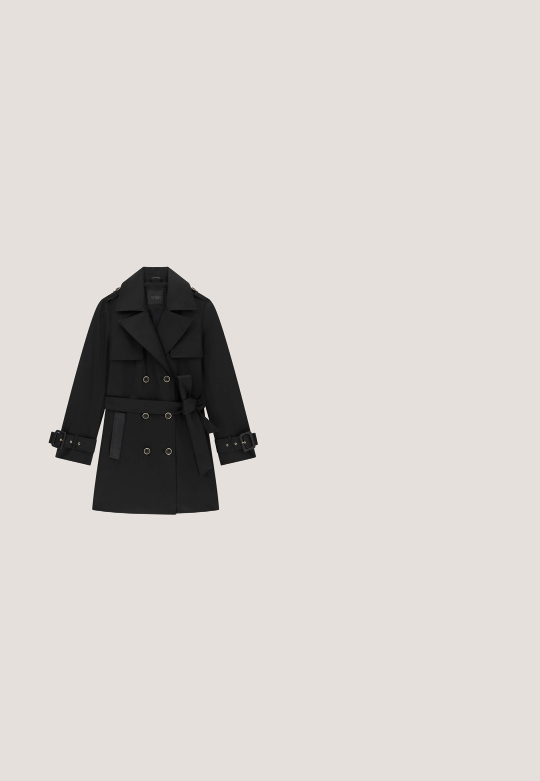 Zwarte dubbelgeknoopte trenchcoat met brede revers, tailleband en manchetten, en zijzakken, platgelegd op een witte achtergrond.; Guess TRIANGLE - T-shirt print - pure white; VILA VIAMINA BUTTON SKIRT  - Minirok - black; Zwarte leren enkellaarzen met een chunky hak, voorzien van een gespsluiting en gestepte bandaccenten, ronde neus en een gestructureerde zool.; Gequilte zwarte synthetische handtas met gouden kettingbanden en een logo driehoekaccent. Beschikt over een flap-sluiting en een gestructureerd oppervlak.; Gouden hartvormige oorbellen met een gepolijste afwerking, reliëf "GUESS" logo en een zachte textuur. Eenvoudig ontwerp, geschikt voor verschillende gelegenheden.
