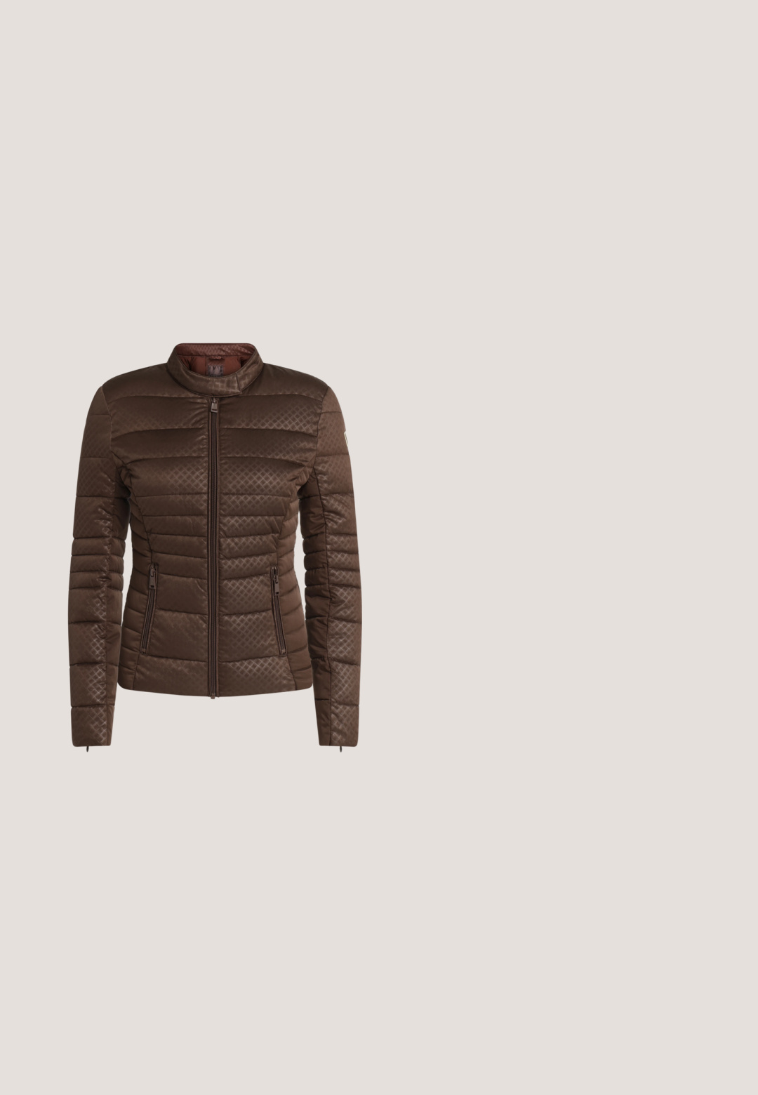 Chaqueta marrón acolchada con cuello alto, cremallera frontal, dos bolsillos laterales con cremallera y un sutil patrón de rombos en la tela.; Polo negro de manga larga con textura acanalada, cinco botones delanteros y cuello doblado, exhibido sobre un fondo blanco.; Pantalones cortos negros a medida con una textura suave, que presentan una cinturilla ancha y un detalle de hebilla metálica. Diseño estructurado y parte delantera con pliegues.; Zapato de tacón alto de piel negra con punta afilada y tacón delgado curvado sobre un fondo liso gris claro.; Bolso de hombro de cuero beige con cierre de solapa, cadena dorada como correa y pequeño logo dorado "cK" en el centro frontal.; Pendientes de botón cuadrados de plata con centros de gemas transparentes facetadas sobre un fondo blanco liso.
