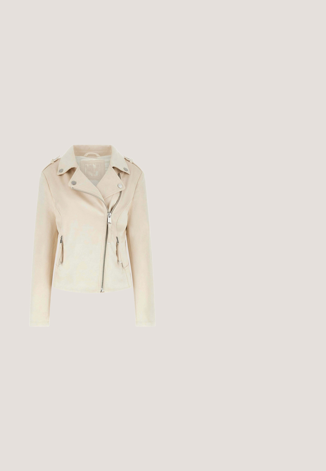 Beige dames getailleerd jasje met asymmetrische rits aan de voorkant, brede kraag met drukknoopsluiting en twee zijzakken met rits.; Crèmekleurige, aansluitende jurk met één schouder, asymmetrische halslijn en decoratieve strikdetail op de schouder.; Beige gepatineerd leren hoge hakpomp met een spitse neus, enkelbandje en een chunky hak. Gladde textuur met minimale stikdetails.; Witte zonnebril met een rechthoekig montuur en bruin verloop glazen. Heeft een gladde plastic textuur en een logo aan de zijkant van het been.; Crèmekleurige handtas met een gestructureerde vorm, gladde textuur, dubbele riemen, gouden beslag en een decoratief sleutelhanger-accent.; Gouden armband met een kettingontwerp, met een hartvormige hanger die is gegraveerd met "GUESS AMORE" en een kleine driehoekige charme.
