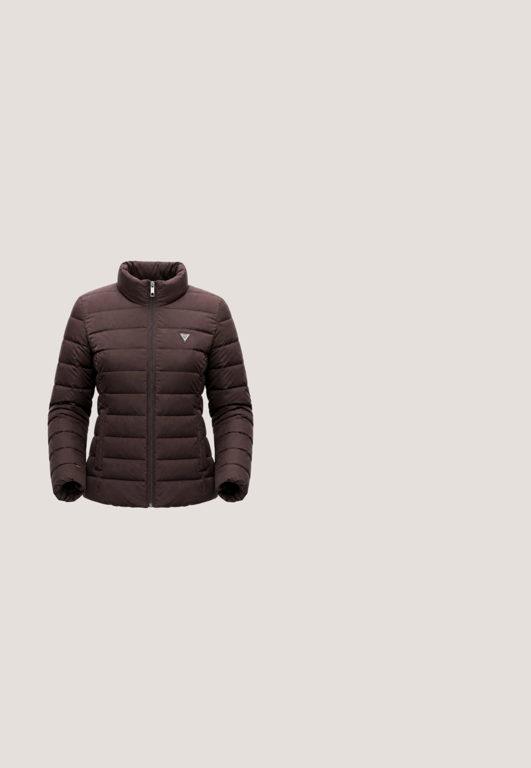 Bruine gewatteerde jas met horizontale doorgestikte lijnen,staande kraag, volledige ritssluiting vooraan en een klein driehoekig logo op de borst.; Zwarte T-shirt met een ronde halslijn en korte, opgerolde mouwen versierd met zilveren rhinestones langs de zoom. Zachte stoftextuur.; Donkerblauwe uitlopende jeans met een middelhoge taille, vijf zakken en subtiele stiksels. Gemaakt van denim met een gladde textuur.; Zwarte leren instappers met een gouden accent, een ronde neus en een gladde textuur, zwevend boven een reflecterend oppervlak met metalen schappen.; Zwarte Guess-handtas met lange handvatten, hardware in goudkleur en een klepsluiting, geïsoleerd weergegeven tegen een witte achtergrond.; Gouden hartvormige oorbellen met een gladde textuur, voorzien van een gegraveerd logo op het oppervlak. Eenvoudig ontwerp en compacte grootte.
