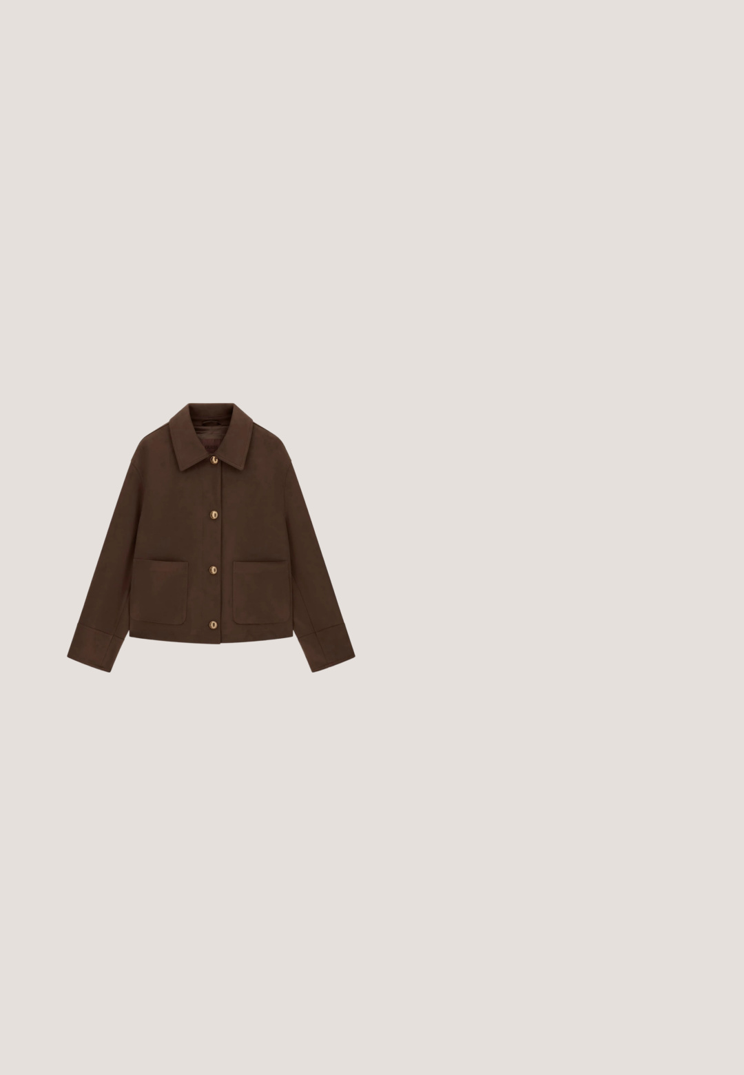 Brun langærmet jakke med fire knapper foran, to firkantede lommer, en bred krave og en lige kant, vist på en hvid baggrund.; Bronze tanktop i et glat, blankt stof med en rund halsudskæring og brede stropper; har et minimalistisk design og en sidelomme.; Brunt tekstureret stof med en subtil glans, der har en knaplukning og folder. Glat, let rynket udseende med en blød finish.; Højhælet slingback-sko med spids tå, leopardprint og justerbar sidespænde på hvid baggrund.; Solbriller i katteøjen-stil med mørkebrune linser, stel i skildpaddemønster og tynde gyldne metalstel på hvid baggrund.; Brun taske med flettet håndtag, præget mønster, kvastdetalje, sølvhardware og aftagelig skulderrem.