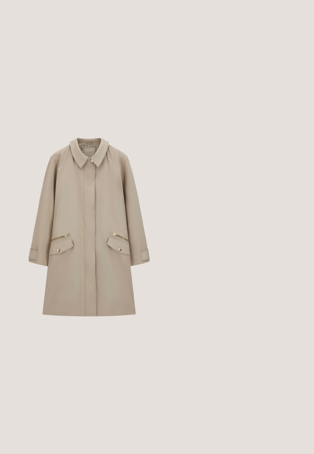 Beige knælang trenchcoat med spids krave, skjulte knapper foran, lynlås- og klaplommer med trykknapper samt lange ærmer.; Mørkeblå denim heldragt med lange ærmer, frontknapper, to brystlommer, et bundet bælte i taljen og knappede manchetter ved anklerne.; Beige læderpumps med en rund tå og en sort patenthætte, med en blokhæl og glat tekstur.; Brune gradient solbriller med overdimensionerede geometriske linser, guldfarvede metalrammer og dekorative perleaccenter på stængerne.; Beige rektangulær læderhåndtaske med flettet håndtag, sidelommer med lynlåsdetaljer og lille metallisk Liu Jo-logo midt foran.; Guldfarvet armbånd med et snoet rebdesign, kædeklips og en markant "G" accent. Glat finish med subtil tekstur.