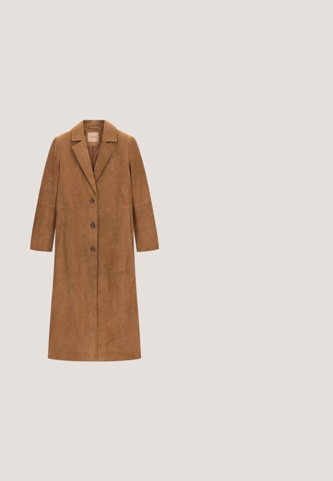 Lange bruine suède jas met reverskraag en drie knopen aan de voorkant, ontworpen voor een ontspannen pasvorm.; Langarmige camelkleurige blouse met witte en zwarte onregelmatige luipaardprint, knoopsluiting aan de voorkant en puntige kraag.; Vrouw draagt blauwe high-waist bootcut jeans, zwarte ballerina’s en een paarse korte mouwen T-shirt, staand tegen een effen lichte achtergrond.; Bruine suède slingback schoen met blokhak, gouden gespsdetail aan de voorkant en verstelbare enkelriem met metalen gesp.; Bruine handtas met textuur, korte band en grote gouden gesp met het Guess-logo, tegen een effen witte achtergrond.; Rekbare armband met gepolijste ronde tijgeroogkralen en een cilindervormige gouden sluiting met ingewikkelde gravures en een centrale heldere steen.