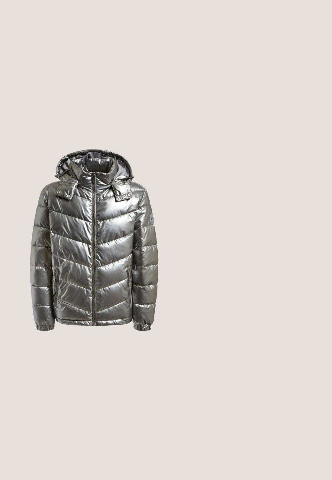 Guess Jas - silber; Zwarte kabelgebreide cardigan met een V-hals, lange mouwen en vijf bruine knopen aan de voorkant. Heeft geribbelde accenten en een cropped zoom.; Flanellen overhemd in zwart, wit en grijs ruitpatroon. Beschikt over twee voorzakken, knoopsluiting en lange mouwen met knoopmanchetten.; Zwarte denimbroek met rechte pijpen, voorzien van voorzakken en een decoratieve zilveren ketting bevestigd aan de tailleband.; Zwarte leren sneakers met een gestructureerde afwerking, glanzende zwarte neuzen en witte rubberen zolen. Voorzien van platte veters en een strak ontwerp.; Zwarte crossbodytas met structuur, verstelbare band, zilverkleurige metalen details en Guess-logo centraal op de voorzak.