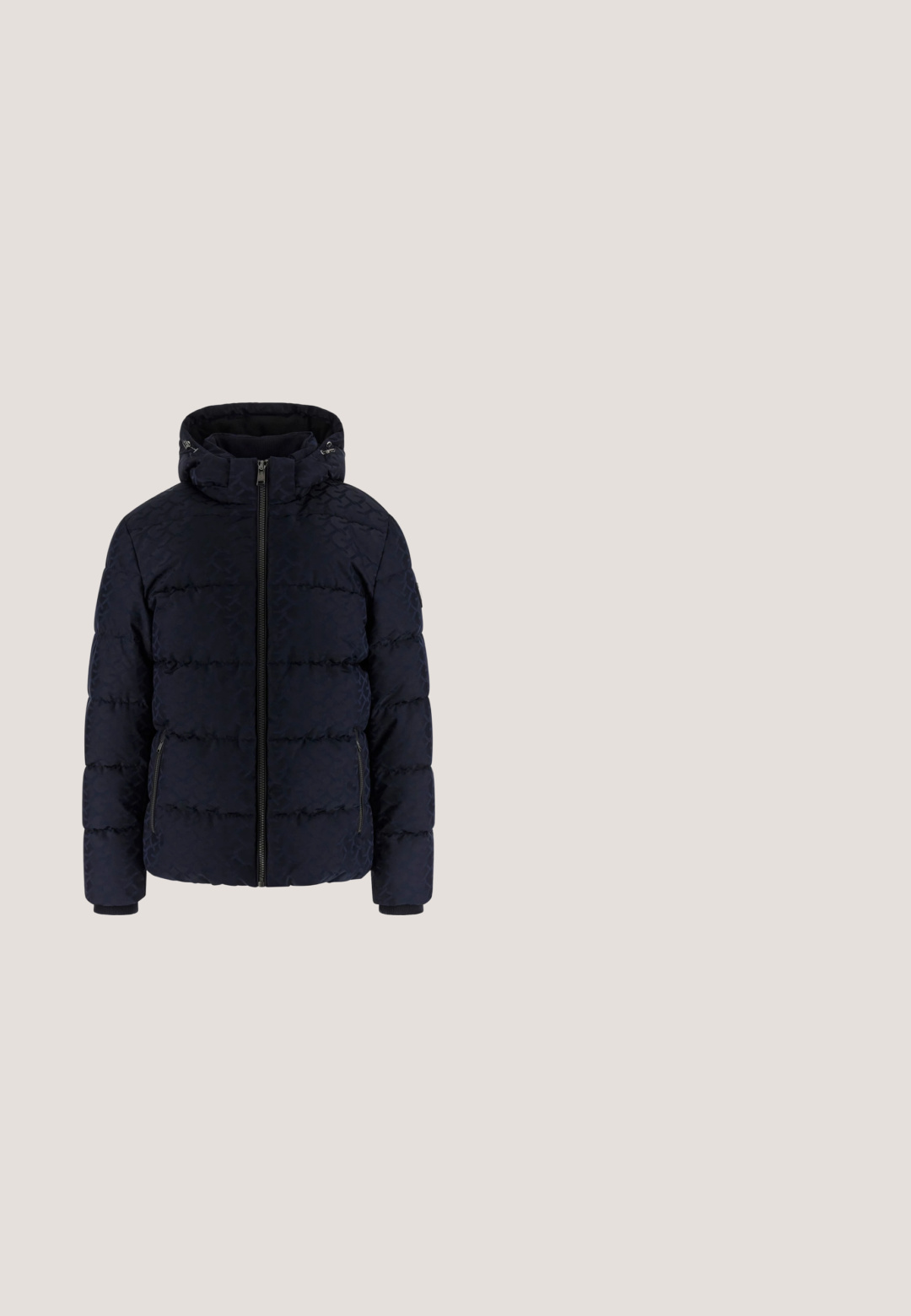 Chaqueta acolchada de color azul marino con diseño acolchado, cierre frontal con cremallera y cuello alto. Cuenta con bolsillos laterales y puños acanalados para mayor calidez.; Sudadera de manga larga color azul marino con cuello redondo y logo sutil en relieve "GUESS EST. 1981" en el pecho.; Camiseta de punto azul marino de manga corta con ribete acanalado en el dobladillo y los puños, con pequeño logo blanco "GUESS" en el pecho izquierdo.; Chinos azul marino hechos de una tela suave y duradera. Presentan un cierre de botón, lazos para cinturón y un diseño de pierna recta. Sin patrones visibles.; Botas Chelsea de ante azul marino con inserciones laterales elásticas, punta redonda y asa de tirón, que cuentan con una suela de goma negra texturizada.; Bolso bandolera pequeño rectangular en negro y azul marino con una correa negra ancha desmontable y el logo metálico de Guess en la parte delantera.