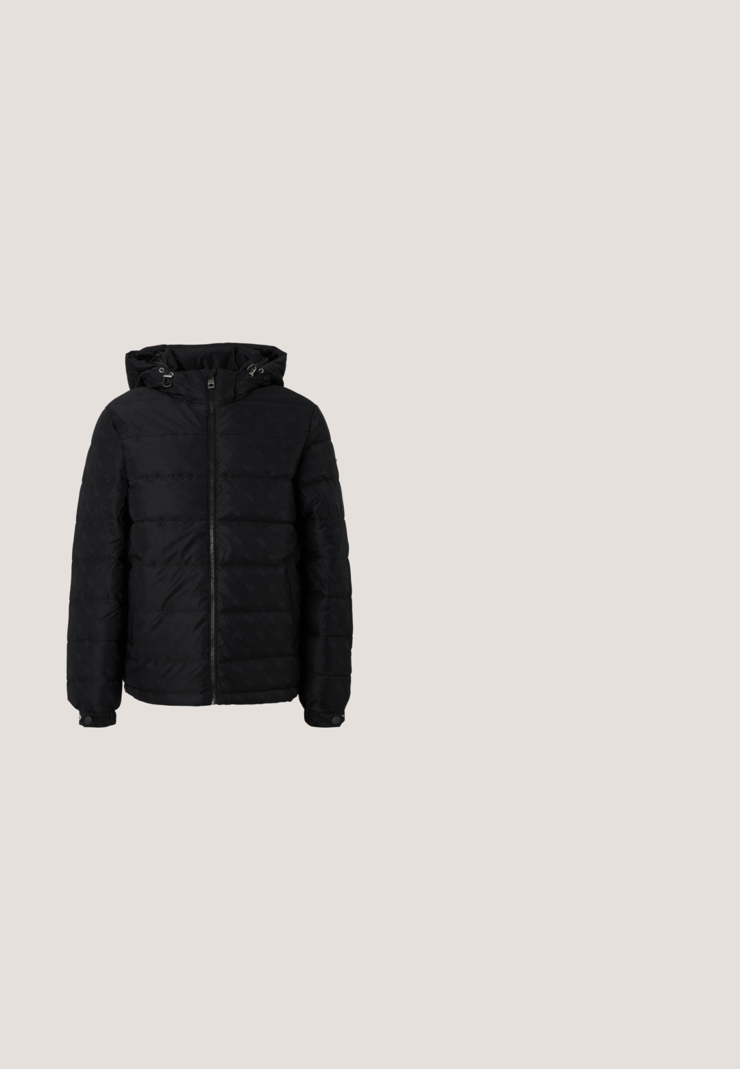Sort puffjakke med hætte, der har lynlåslukning, quiltet tekstur og subtilt prægede mønster. Justerbare snore i hætten.; Sort langærmet crewneck-sweatshirt med "GUESS EST, 1981" broderet på brystet.; Sort bomulds T-shirt med en rund grafisk print i hvid med bogstavet "G" og teksten "GUESS EST. 1981" i et horisontalt mønster. Korte ærmer.; Sorte slim-fit jeans med for- og baglommer, bæltestropper og knaplukning, præsenteret på en hvid baggrund.; Sorte suede ankelstøvler med en tekstureret overflade, rund tå, grå snørebånd og en robust sort sål. Har en lille løkke bagpå.; Sort læder crossover taske med præget logo mønster, rektangulær form, hardware i sølvfarve, justerbar rem og lynlåslukning.