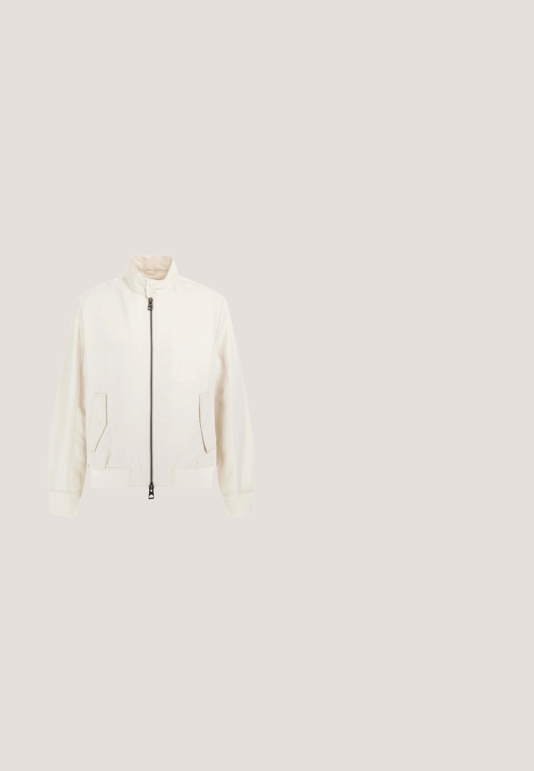 Veste bomber couleur crème en tissu lisse avec un col haut, fermeture éclair à l'avant et deux poches latérales. Design simple et minimaliste.; Pull beige manches longues col rond avec un logo "GUESS" subtilement embossé sur la poitrine et des poignets et un bas côtelés.; Polo beige à manches courtes avec trois boutons, bordure blanche et noire au col et aux manches, et logo "GUESS" sur le bord de la manche gauche.; Pantalons en coton beige au design droit, avec poches avant et fermeture à bouton. Texture lisse avec un minimum de détails.; Bottine en daim marron avec semelle noire, talon bas empilé et détails de couture minimalistes.; Trousse de toilette marron de créateur avec motif monogramme, poche avant zippée et logo Guess doré sur fond blanc uni.