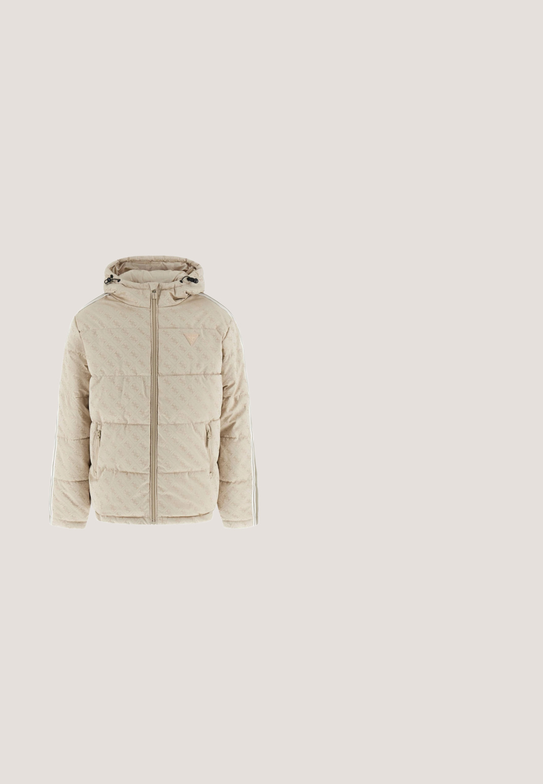 Beige Daunenjacke mit Kapuze, gestepptem Muster, Logo auf der Brust, Reißverschluss vorne und gestreiften Akzenten an den Ärmeln. Verfügt über Seitentaschen.; Khakifarbener Pullover mit langen Ärmeln, Rundhalsausschnitt, gerippten Bündchen und Saum, mit dem Wort GUESS farblich passend auf der Brust bestickt.; Weißes Baumwoll-T-Shirt mit Rundhalsausschnitt und kurzen Ärmeln. Ein beiges Logo mit der Aufschrift "Guess Los Angeles" befindet sich auf der Vorderseite. Glatte Textur.; Schwarze Slim-Fit-Jeans mit Vorder- und Rückentaschen, Gürtelschlaufen und Knopfverschluss, auf einem weißen Hintergrund präsentiert.; Schwarzer Wildleder-Schnürstiefel mit gepolstertem Schaft, geprägtem seitlichem Muster, dicker profillierter Sohle und abgerundetem Zehenbereich.; Schwarzes Guess-Etui mit grauem Monogramm-Muster, vordere Reißverschlusstasche und dreieckige Metall-Logo-Plakette auf glattem Hintergrund.