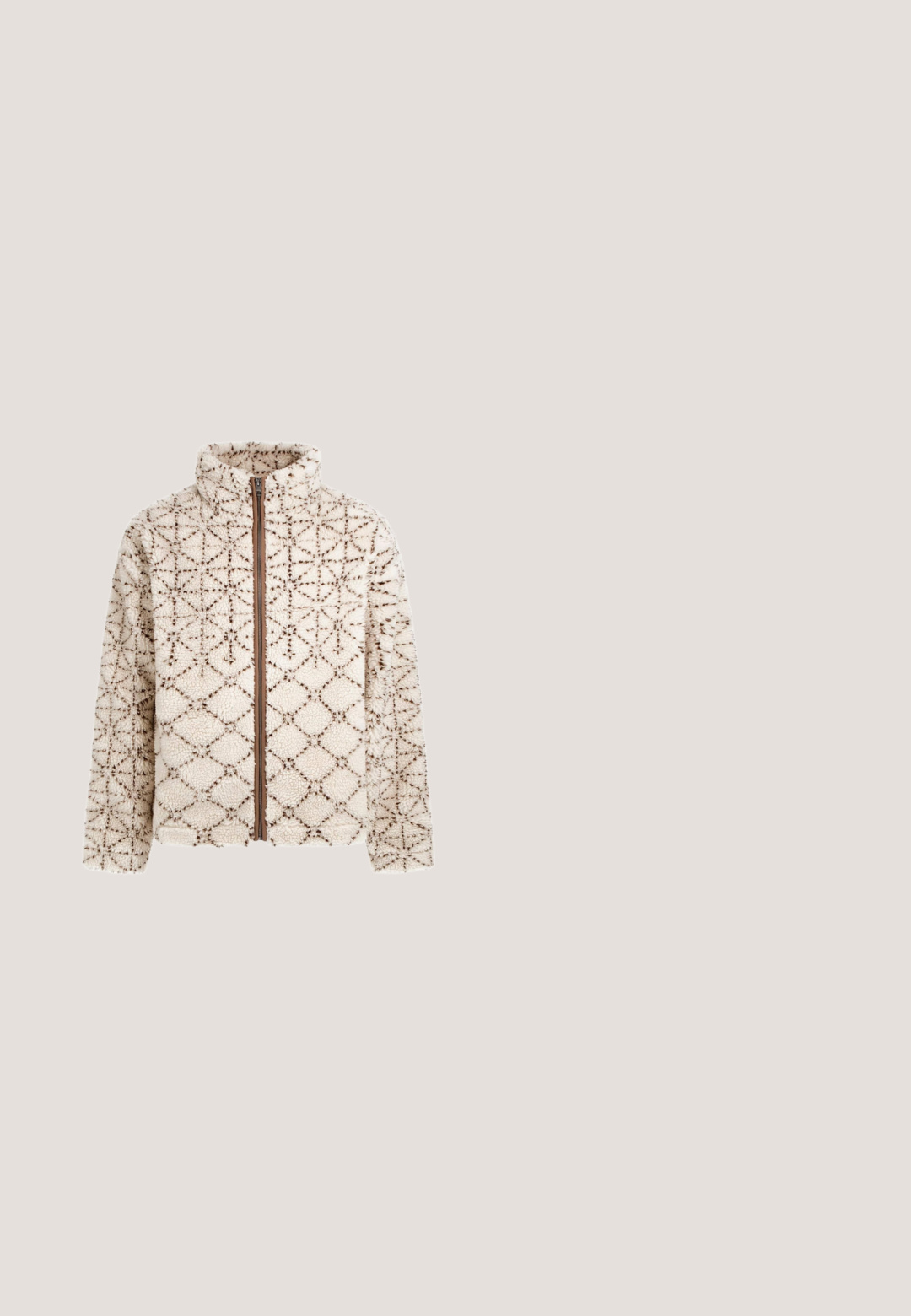 Fleece jack met hoge kraag, met een ivoorkleurige basis en een bruin geometrisch patroon. Het heeft een ritssluiting aan de voorkant en is zacht van textuur.; Lichtbruin gebreid sweatshirt met lange mouwen en geribde manchetten; heeft een klein geel vogellogo op de linkerborst.; Beige cargo joggerbroek met knoopkleppen op de benen, zijzakken, riemlussen en elastische boorden bij de enkels.; Bruine leren Chelsea-laars met elastische zijpanelen en aantreklus, zwevend boven een gepolierde betonnen vloer nabij een muur van glasblokken.; Bruine designer toilettas met monogrammenpatroon, voorvak met rits en goudkleurig Guess-logo op een effen witte achtergrond.; Bruine leren riem met een zilverkleurige metalen rechthoekige gesp. Voorzien van een metalen label met de merknaam "GUESS" en een driehoekig detail als accent.